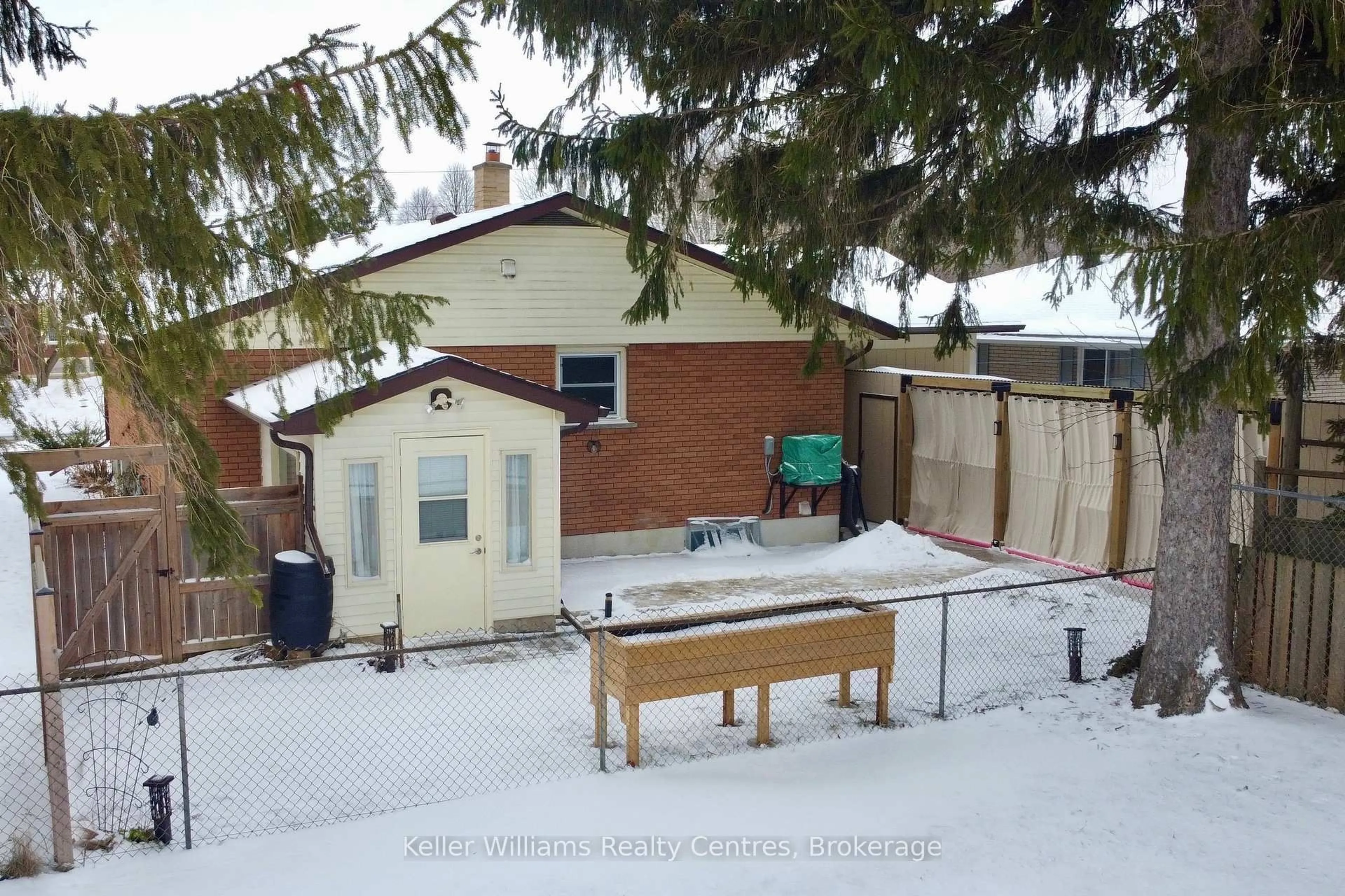 A pic from outside/outdoor area/front of a property/back of a property/a pic from drone, street for 471 4th St, Hanover Ontario N4N 3E8