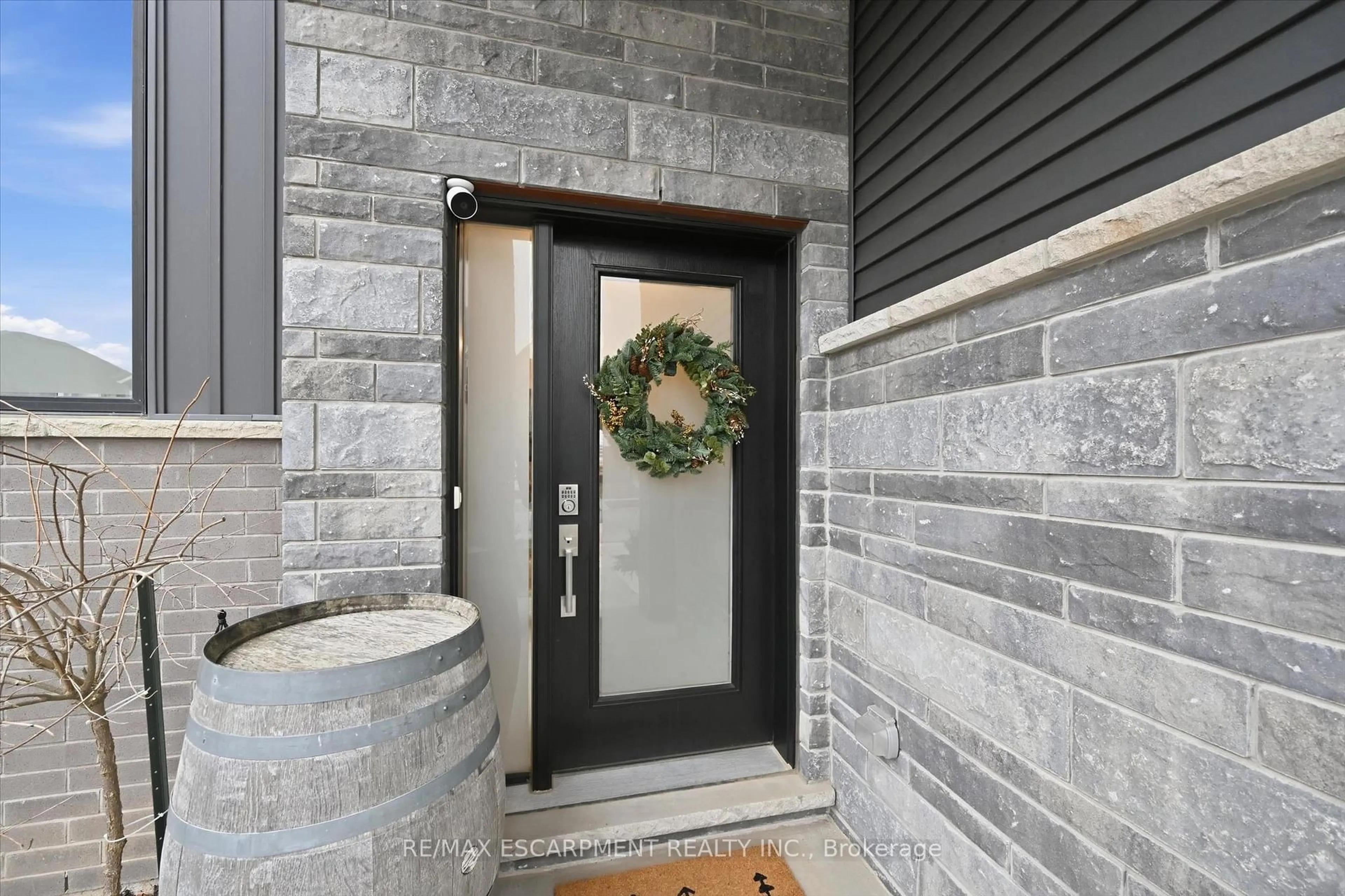 Indoor entryway for 8 Myrtle St, Pelham Ontario L0S 1E6