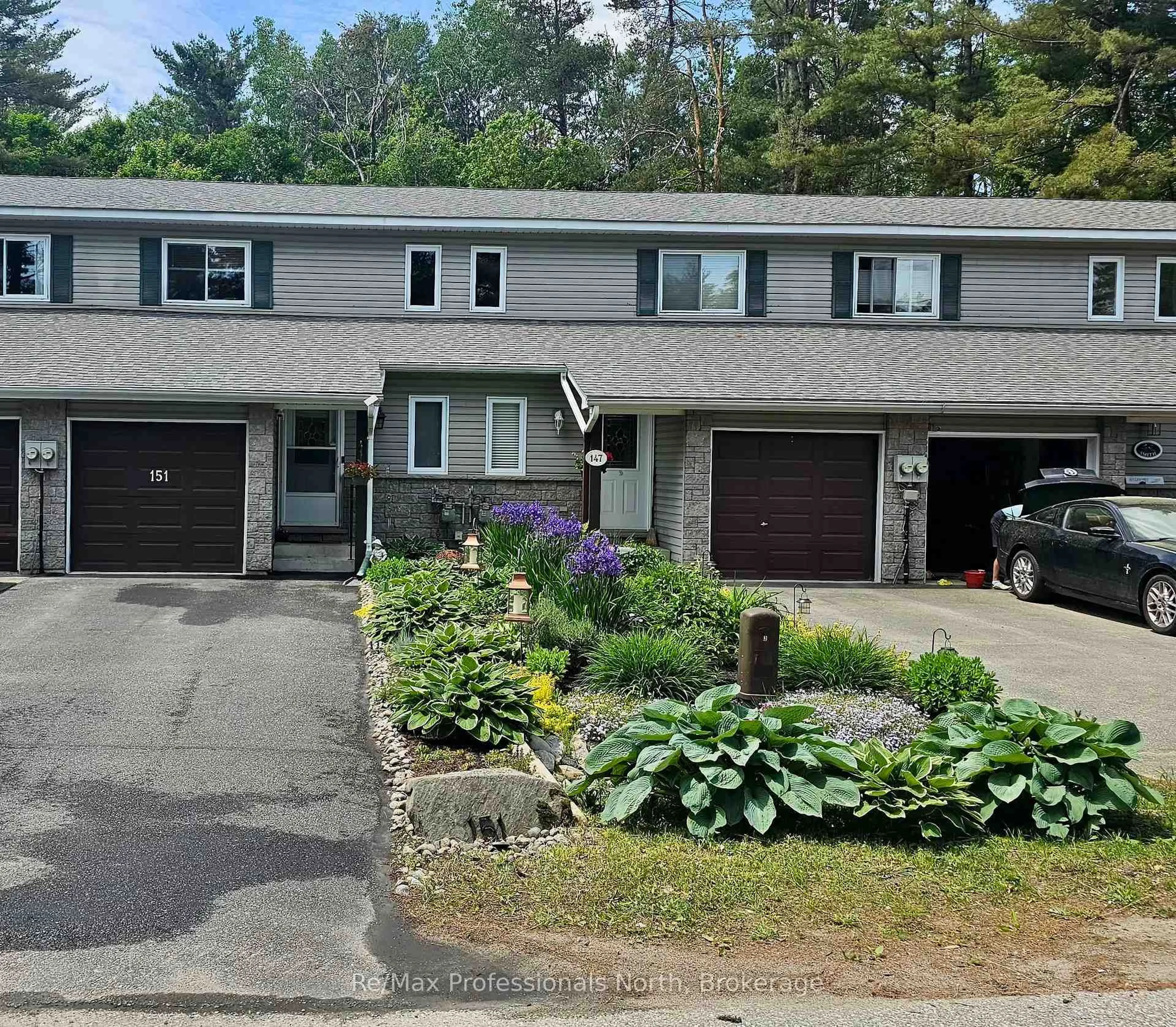 A pic from outside/outdoor area/front of a property/back of a property/a pic from drone, street for 151 Pine St, Bracebridge Ontario P1L 2H8