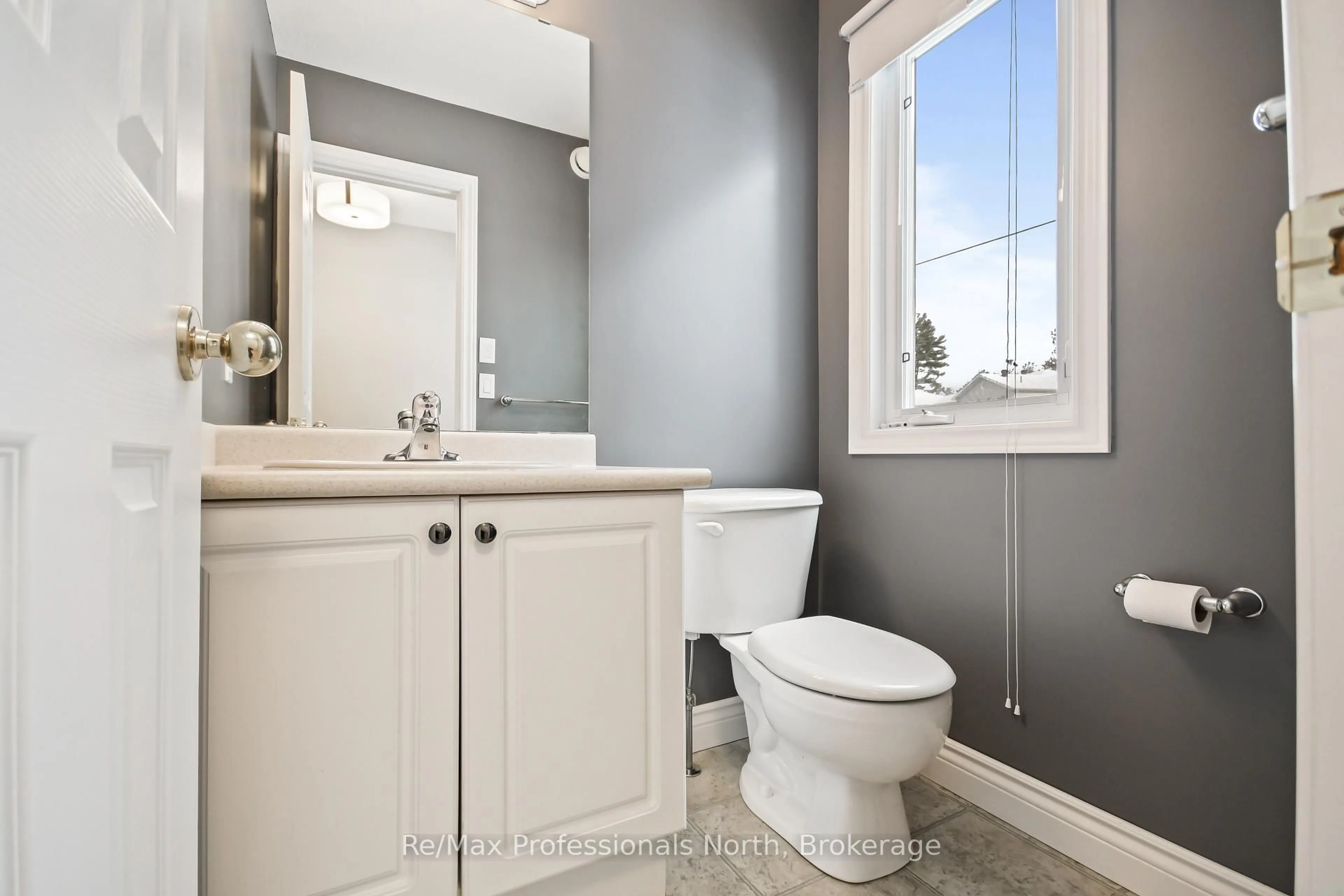 Standard bathroom, ceramic/tile floor for 151 Pine St, Bracebridge Ontario P1L 2H8