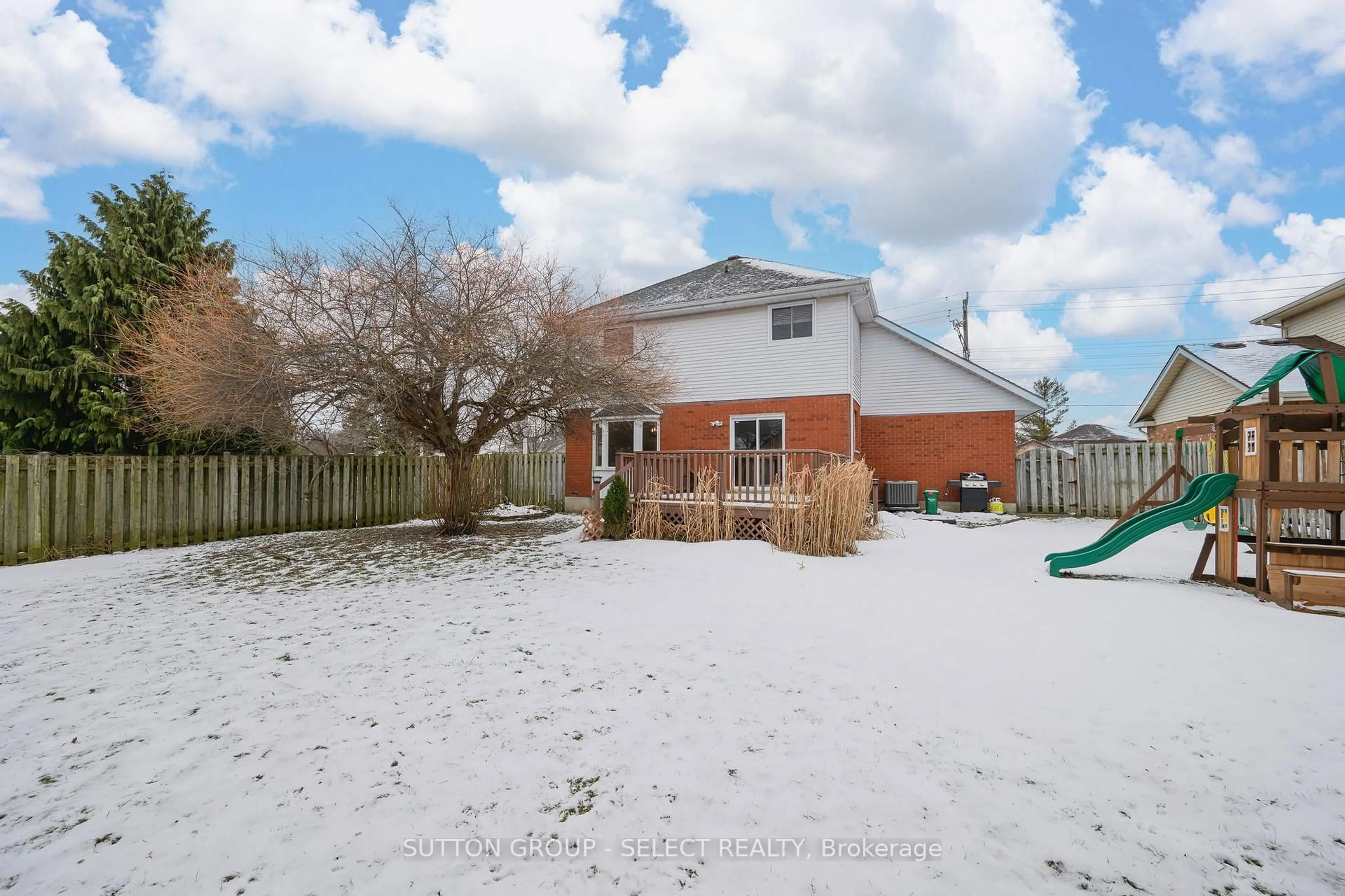 A pic from outside/outdoor area/front of a property/back of a property/a pic from drone, unknown for 322 LANSDOWNE Ave, Woodstock Ontario N4T 1M8