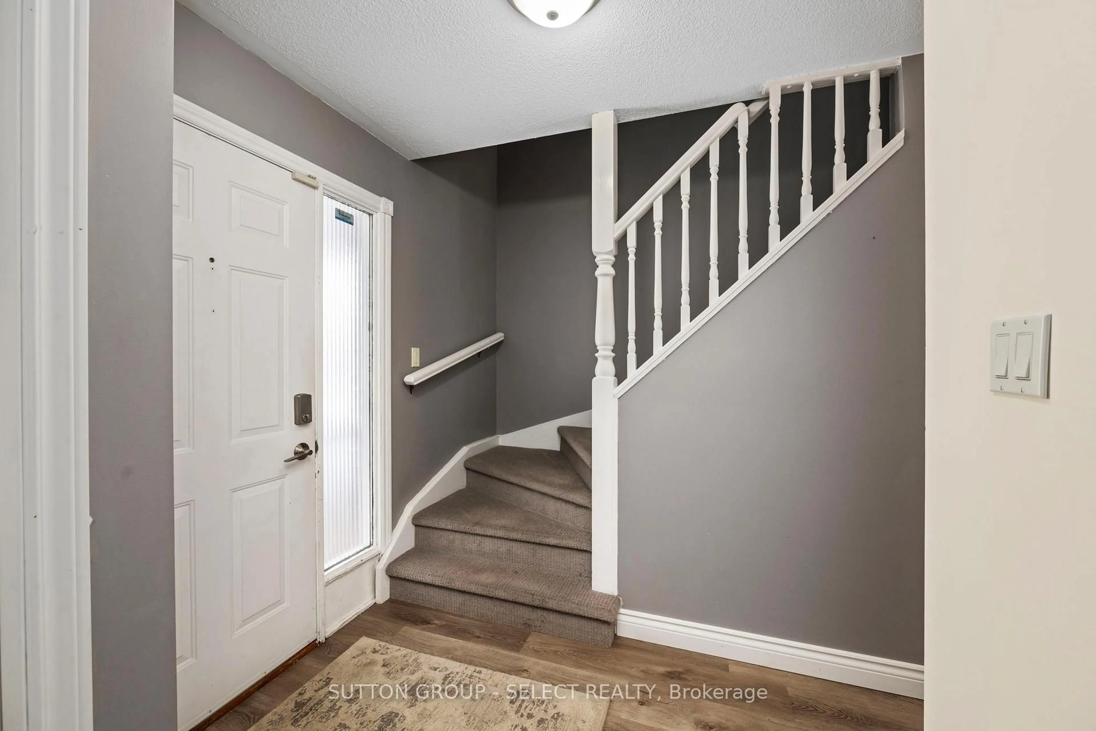Indoor entryway for 322 LANSDOWNE Ave, Woodstock Ontario N4T 1M8