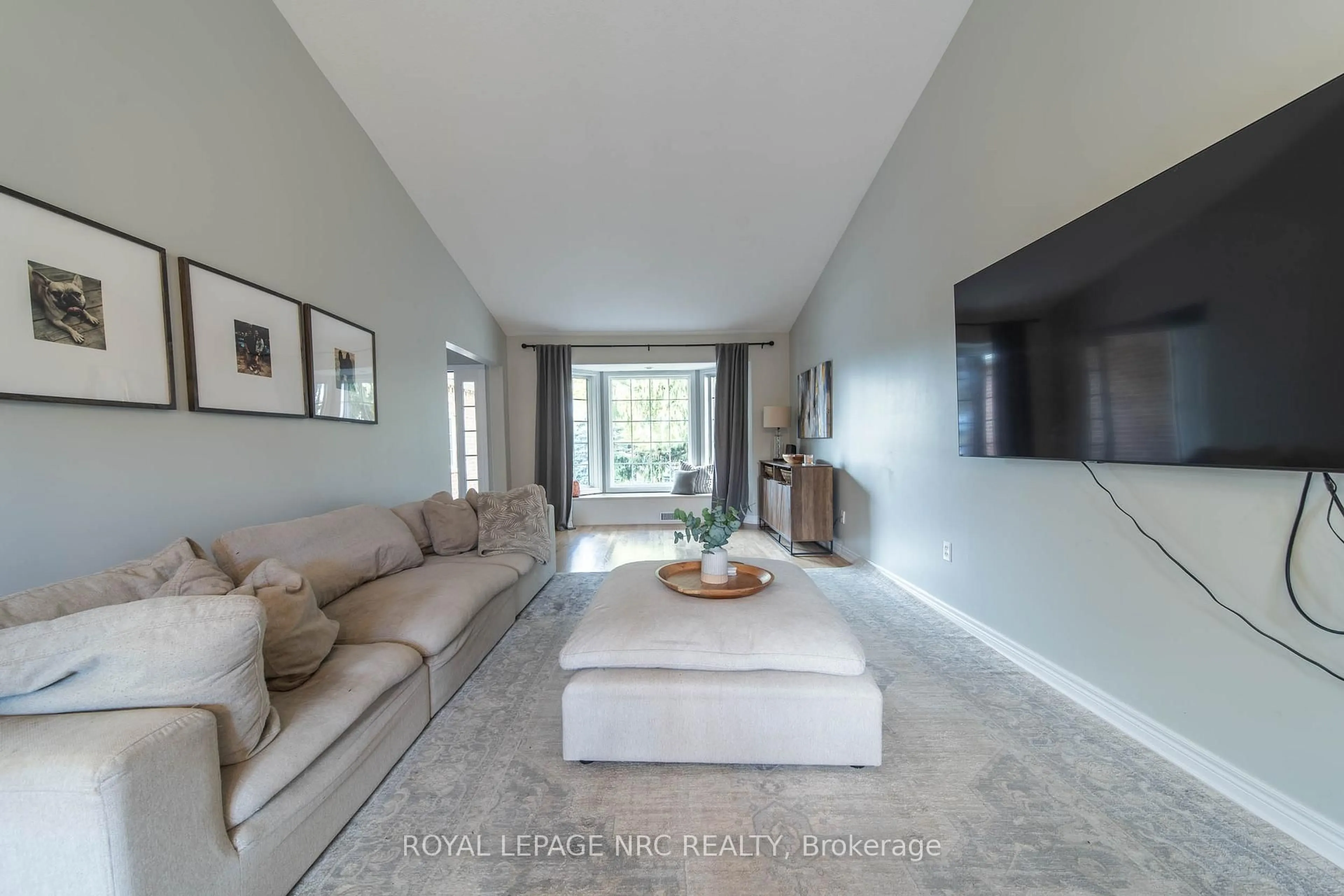 Living room with furniture, unknown for 7955 HARVEST Cres, Niagara Falls Ontario L2H 3G7