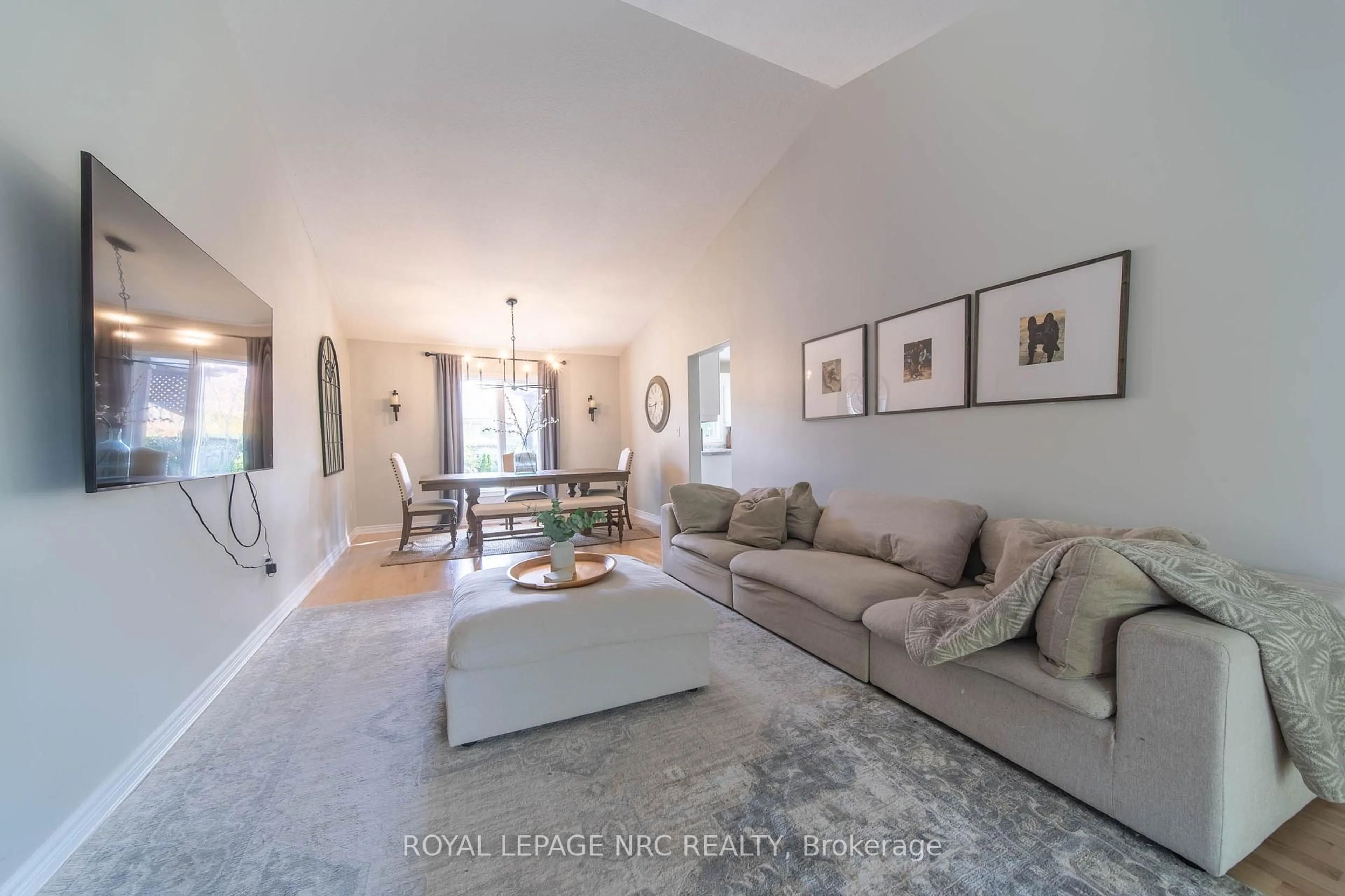 Living room with furniture, unknown for 7955 HARVEST Cres, Niagara Falls Ontario L2H 3G7