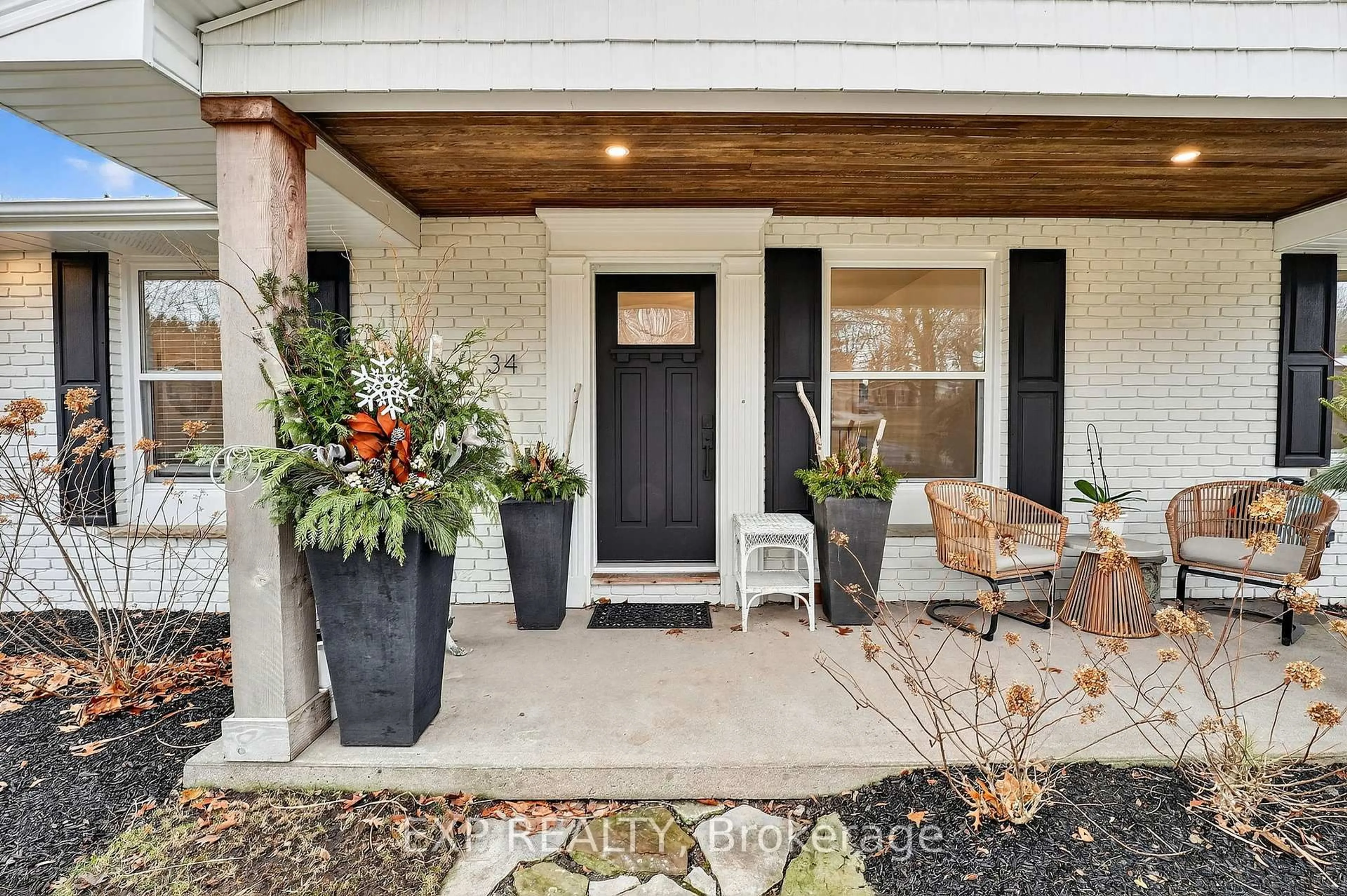 Indoor entryway for 34 Pancake Lane, Pelham Ontario L3E 0J5
