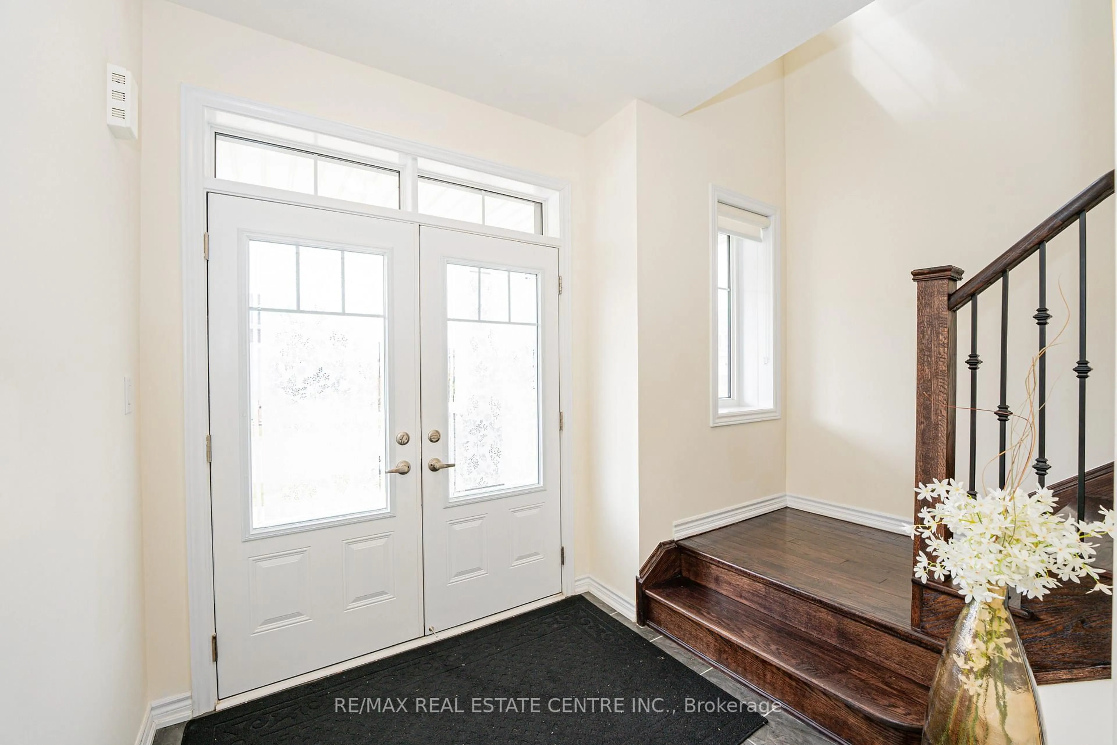 Indoor entryway for 22 Oaktree Dr, Haldimand Ontario N3W 0E6