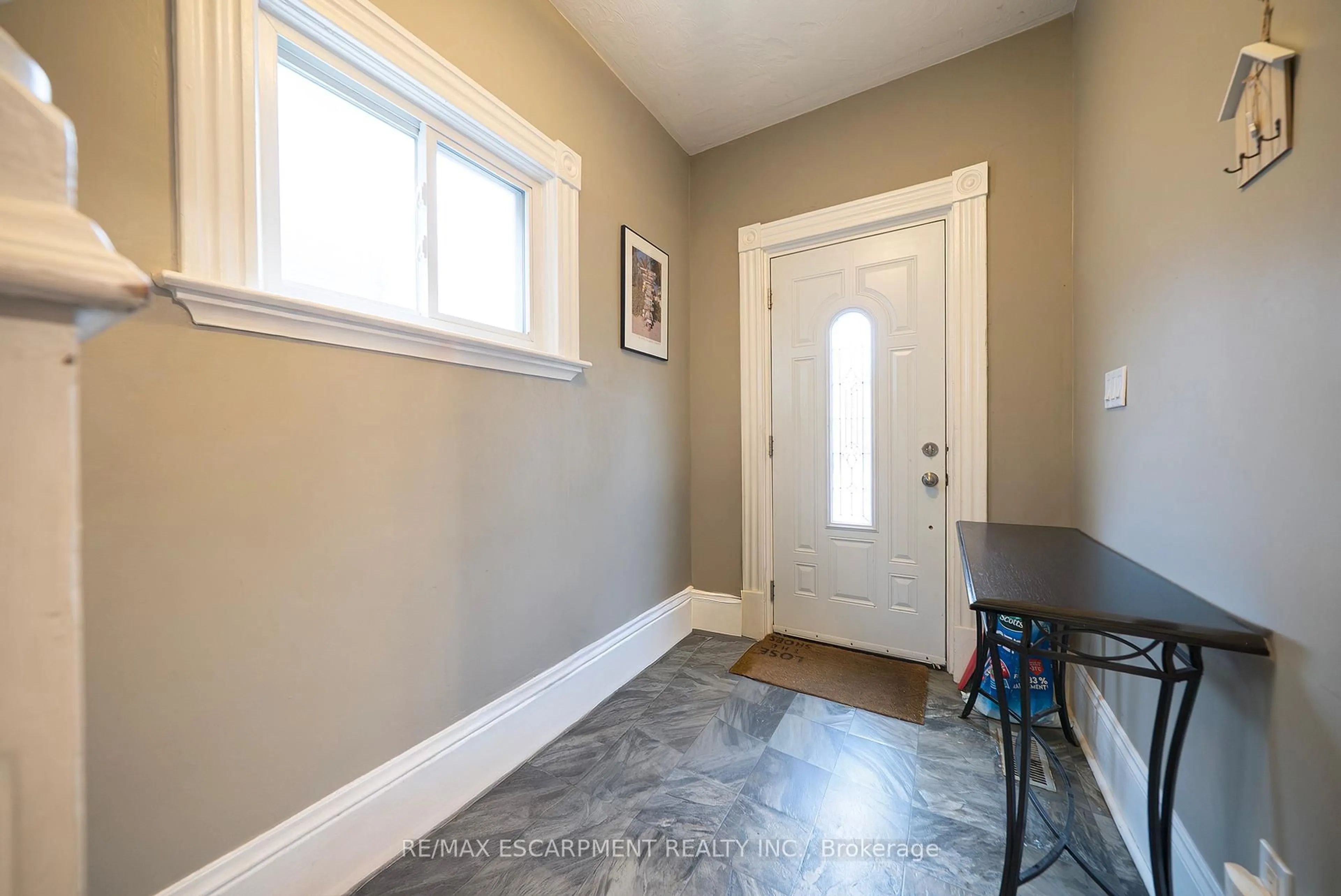 Indoor entryway for 162 Murray St, Brantford Ontario N3S 5R2