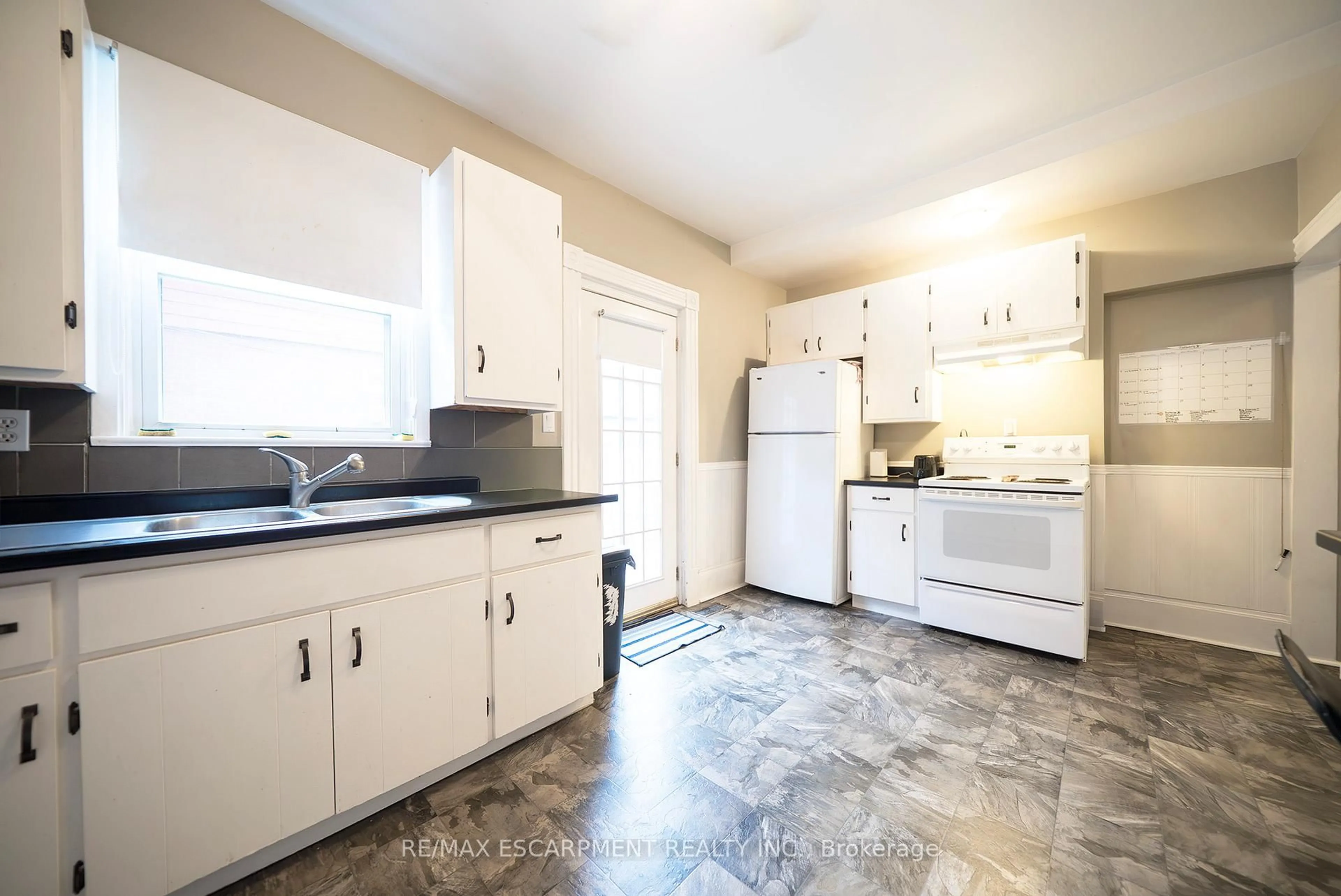 Standard kitchen, ceramic/tile floor for 162 Murray St, Brantford Ontario N3S 5R2