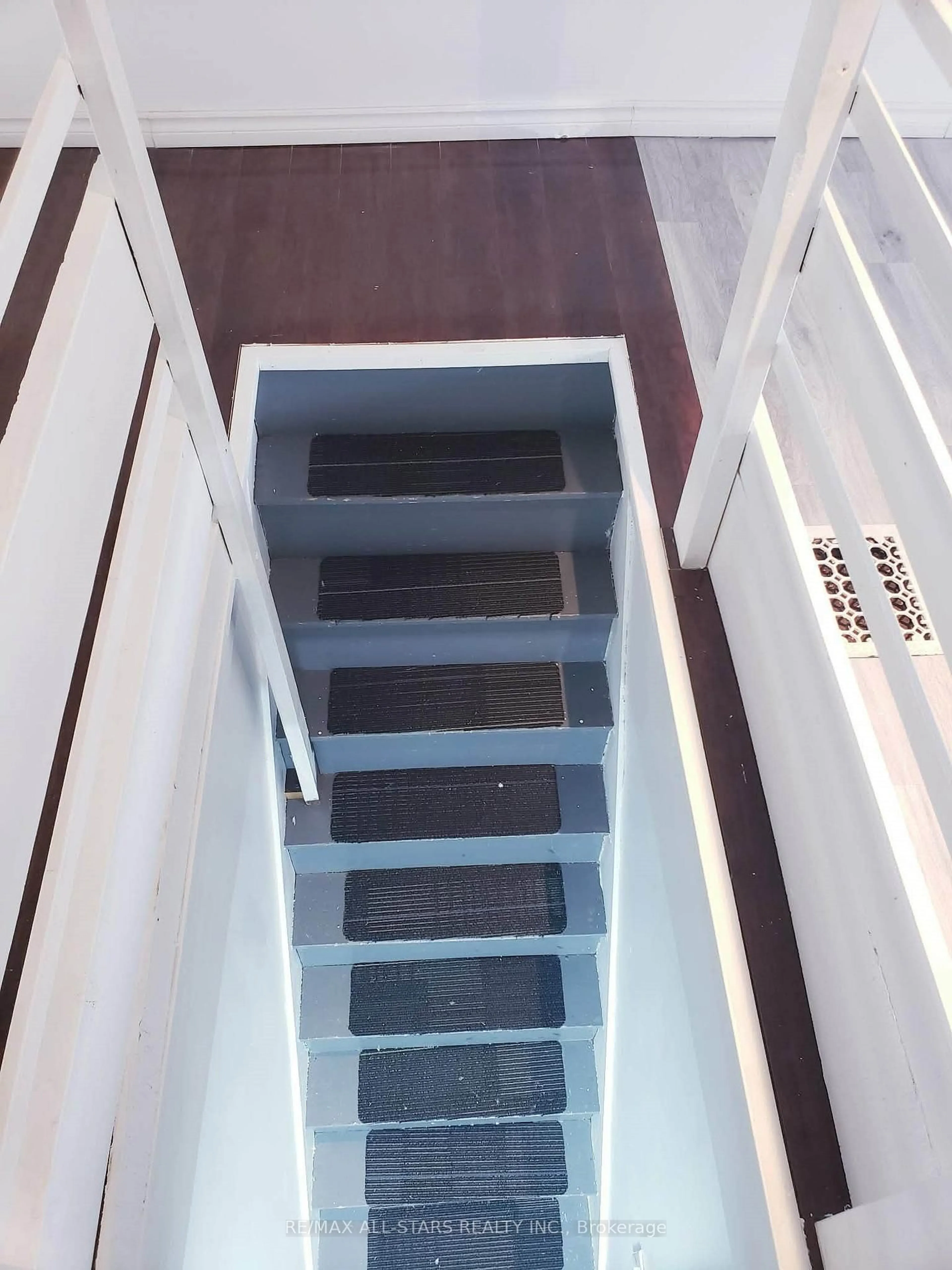 Stairs for 529 Wentworth St, Hamilton Ontario L8L 5X2