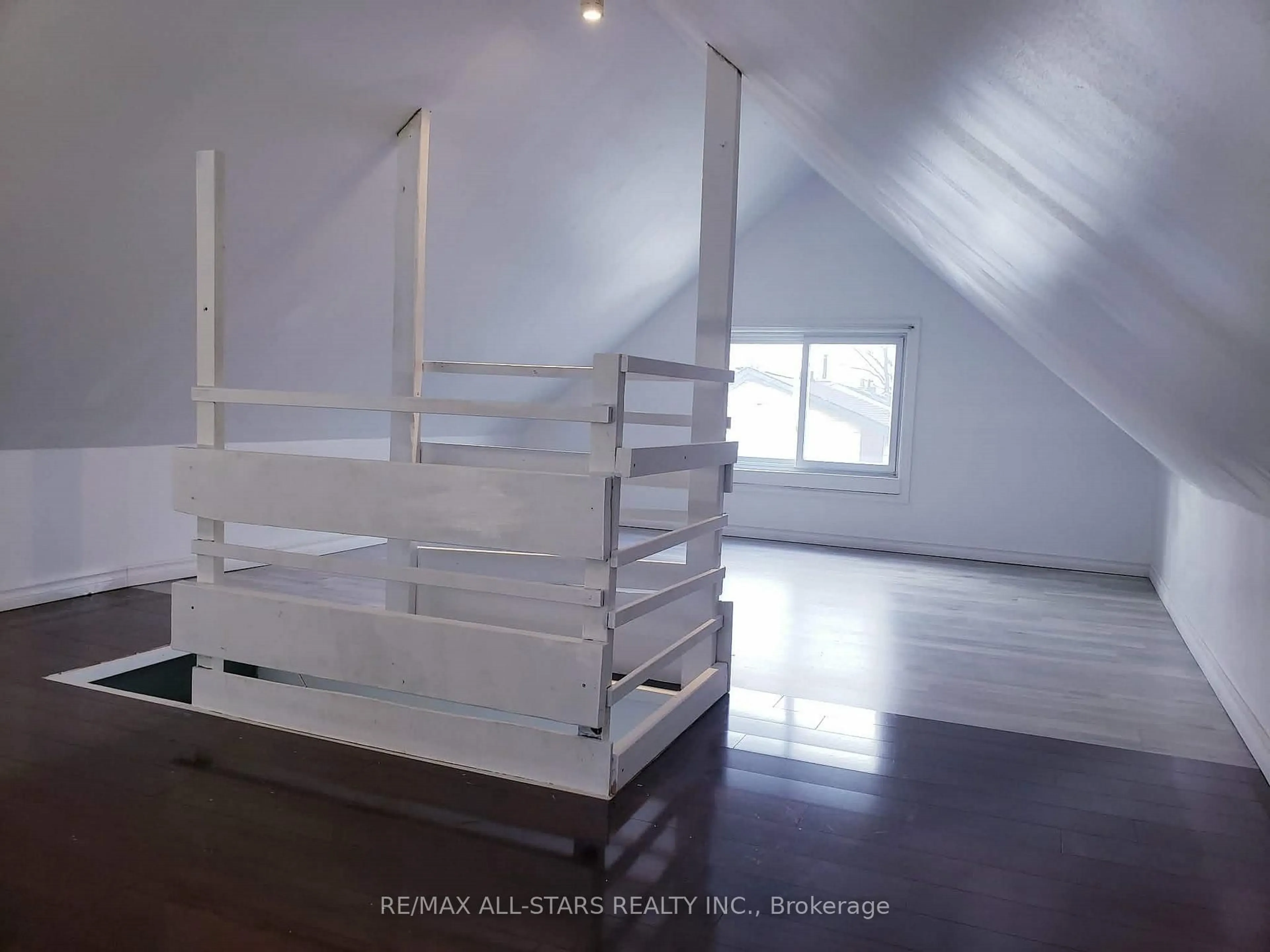 A pic of a room for 529 Wentworth St, Hamilton Ontario L8L 5X2