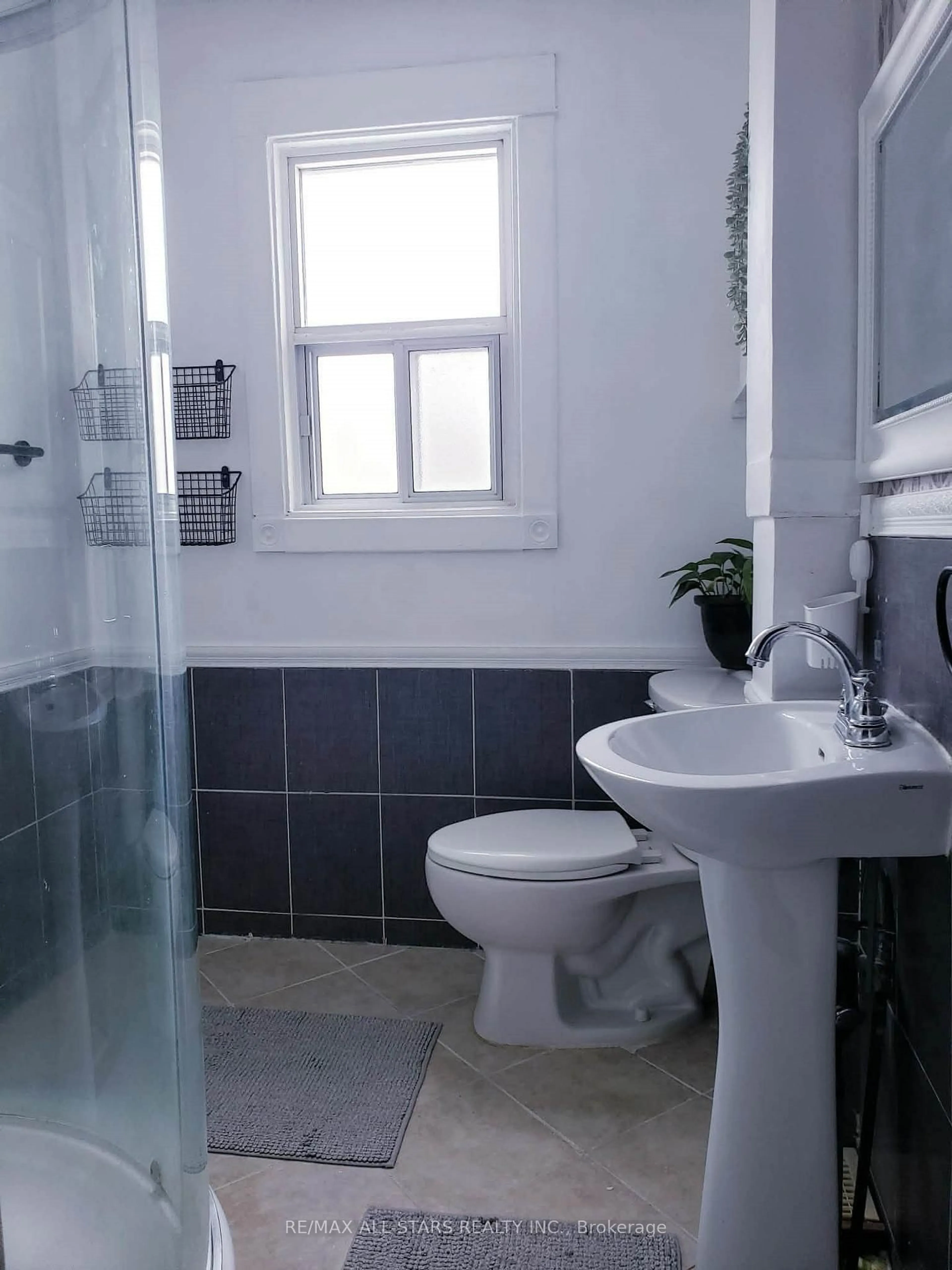 Standard bathroom, ceramic/tile floor for 529 Wentworth St, Hamilton Ontario L8L 5X2