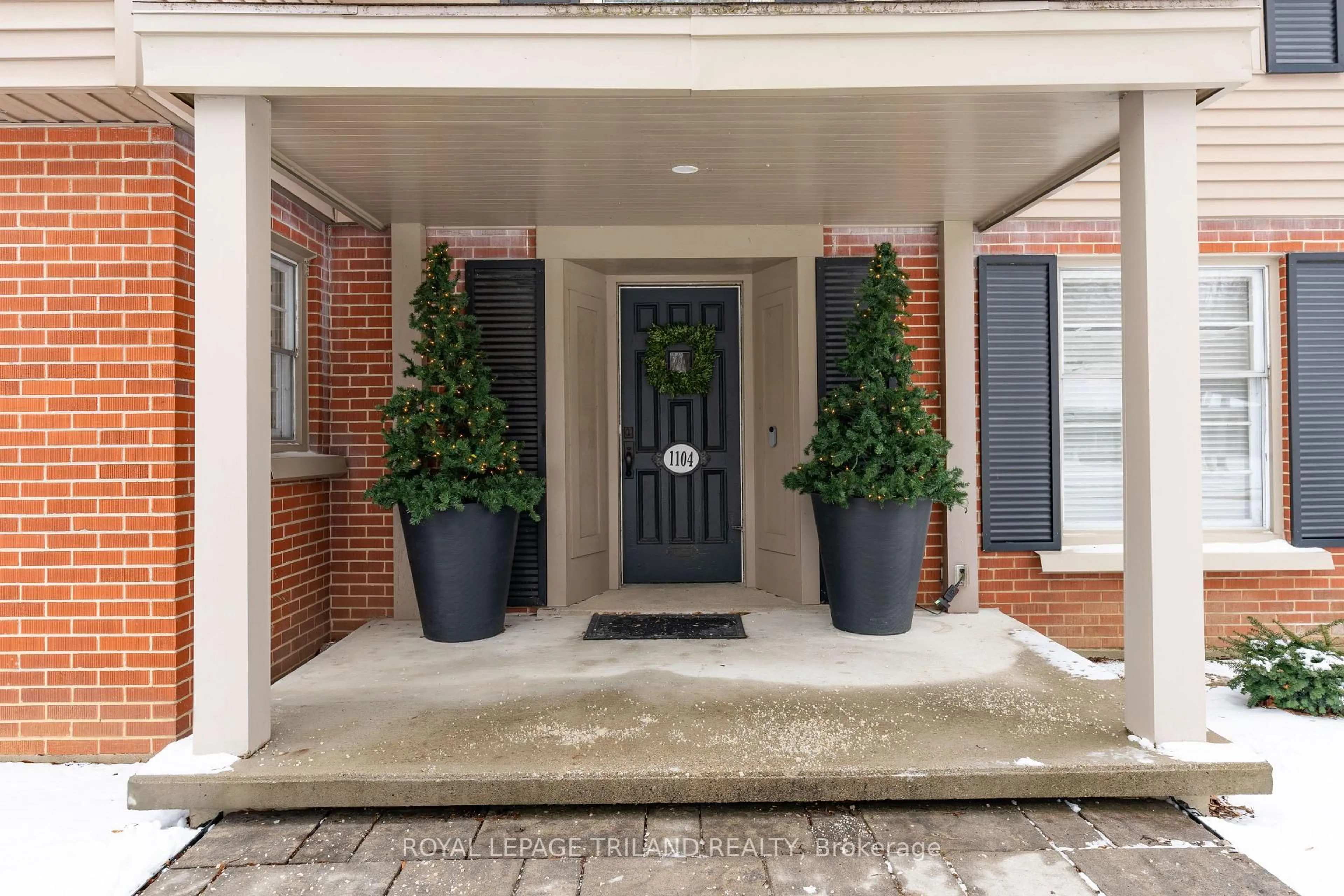 Indoor entryway for 1104 The Pkwy, London East Ontario N6A 2X3