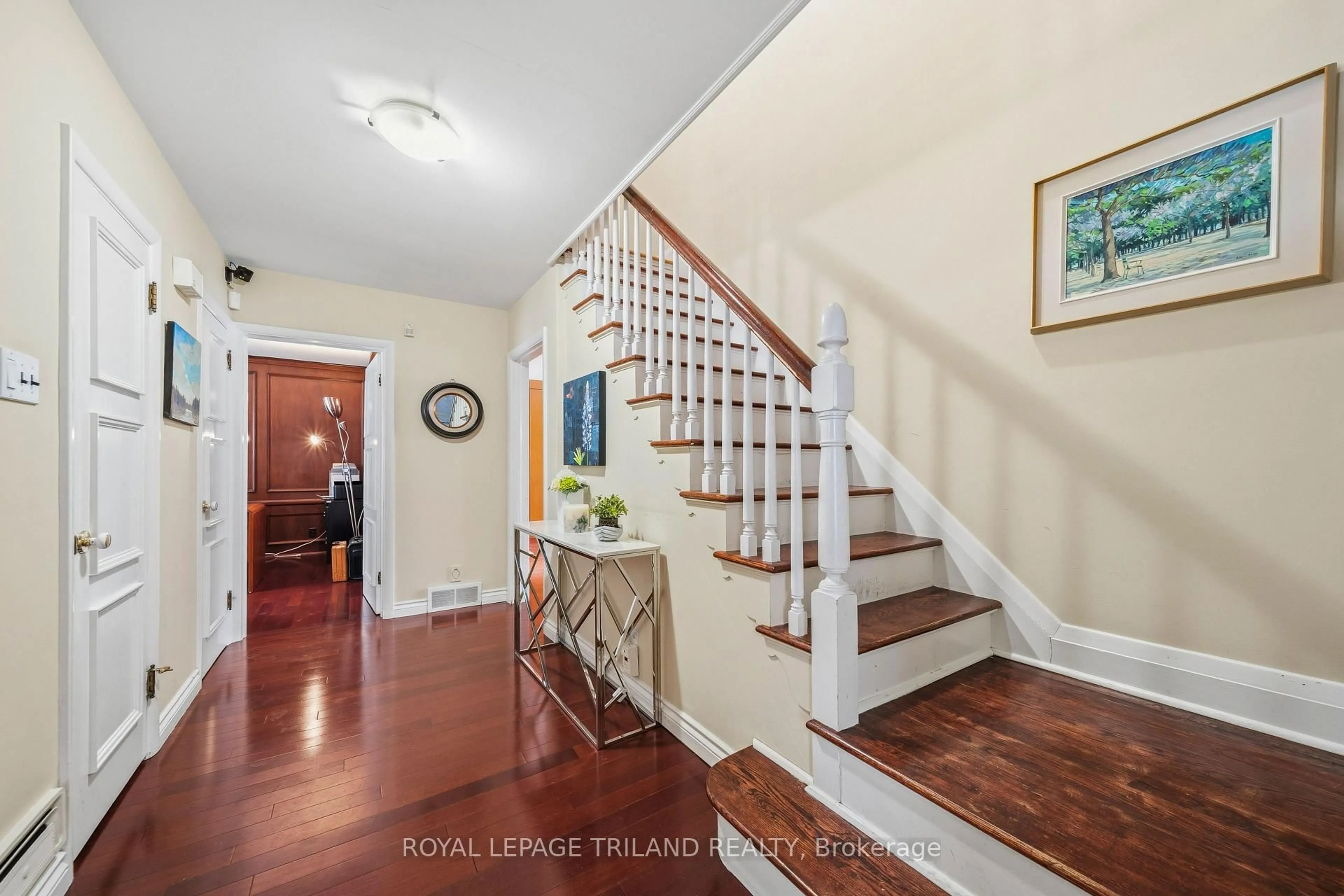 Indoor entryway for 1104 The Pkwy, London East Ontario N6A 2X3