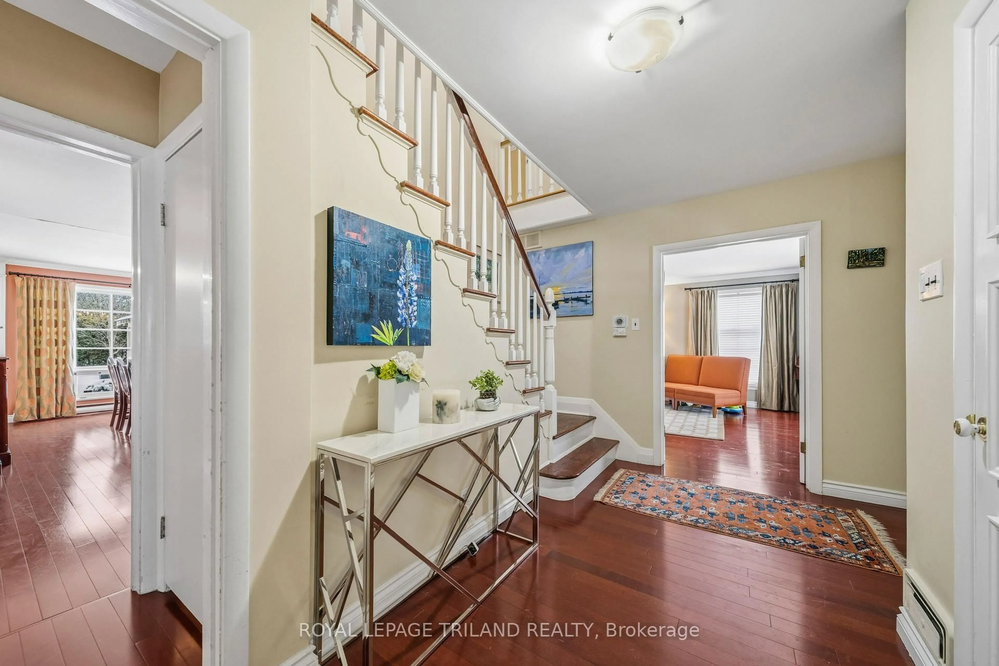 Indoor entryway for 1104 The Pkwy, London East Ontario N6A 2X3