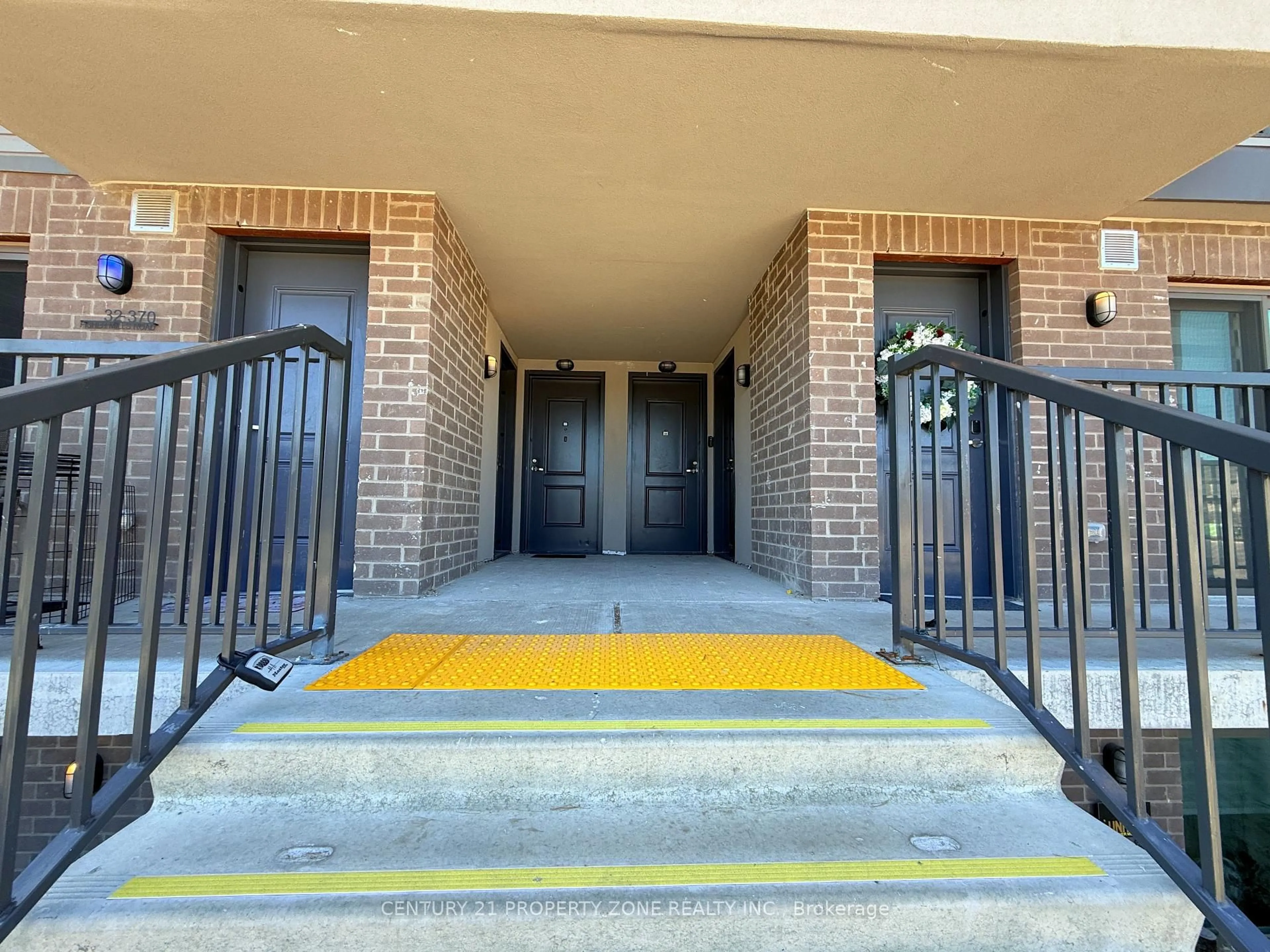 Indoor foyer for 370 Fisher Mills Rd #C60, Cambridge Ontario N3C 0G8