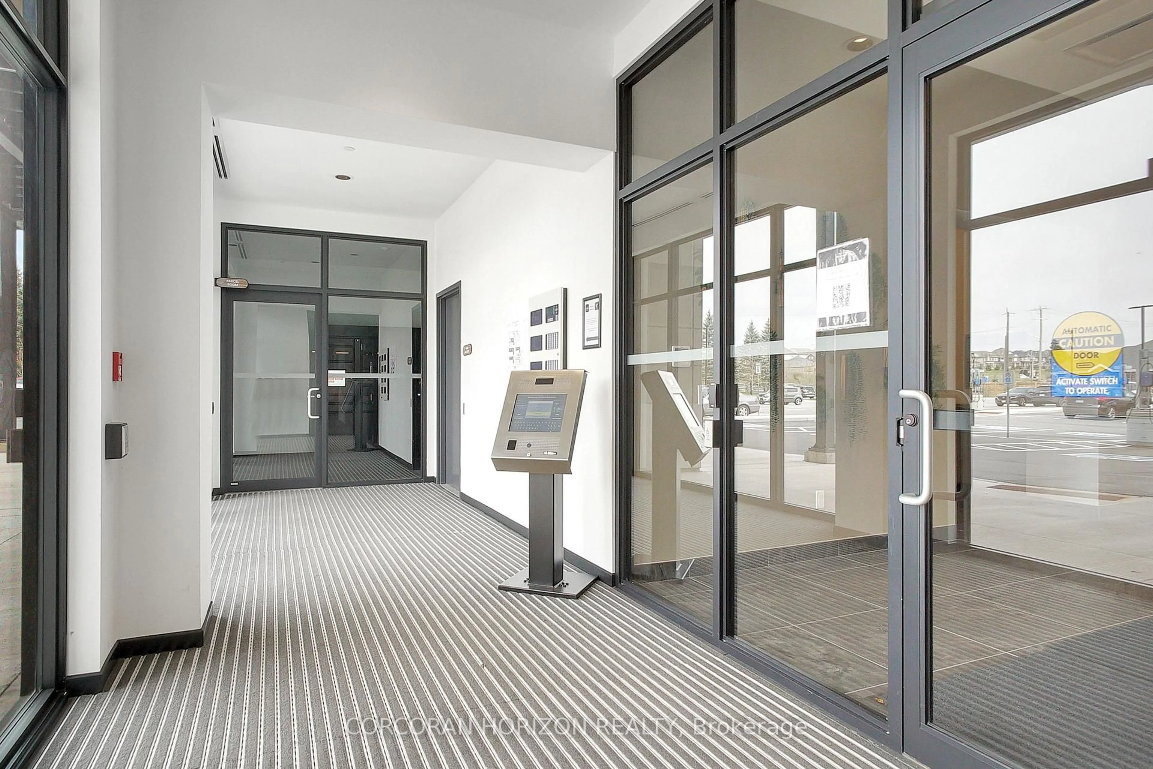 Indoor foyer for 525 New Dundee Rd #222, Kitchener Ontario N2P 0K8