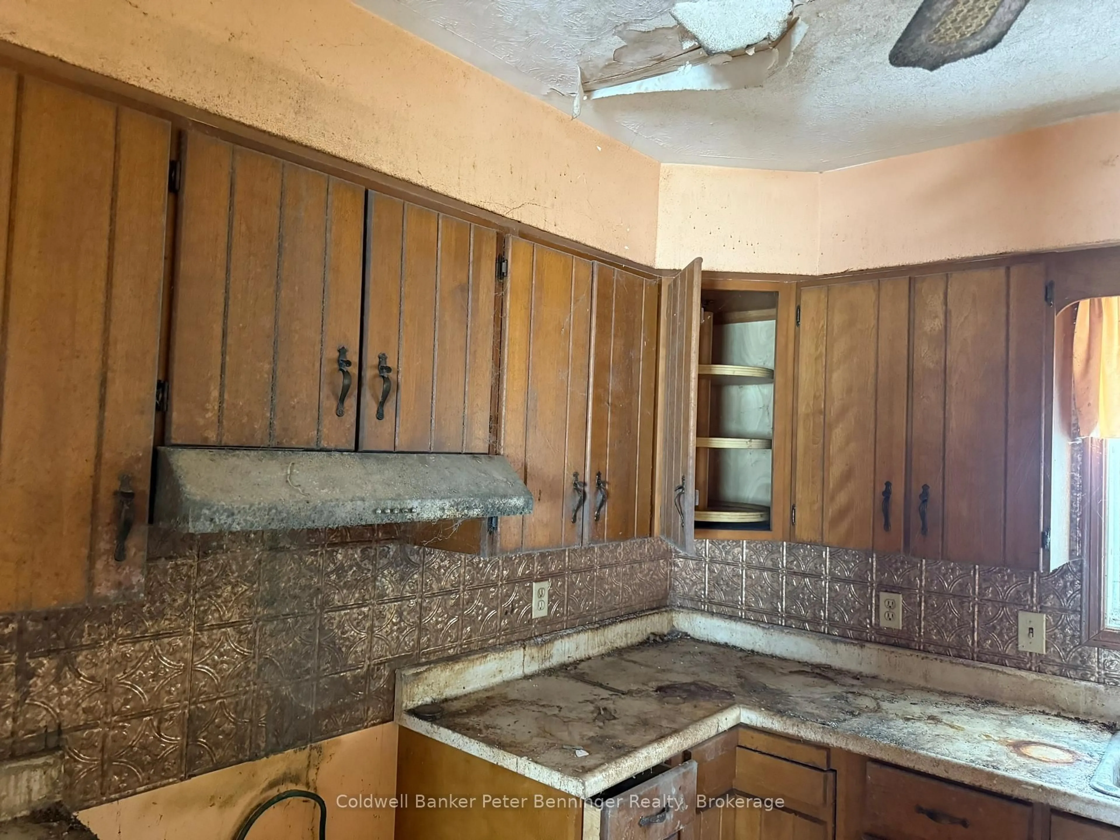 Standard kitchen, unknown for 15 George St, Brockton Ontario N0G 2V0