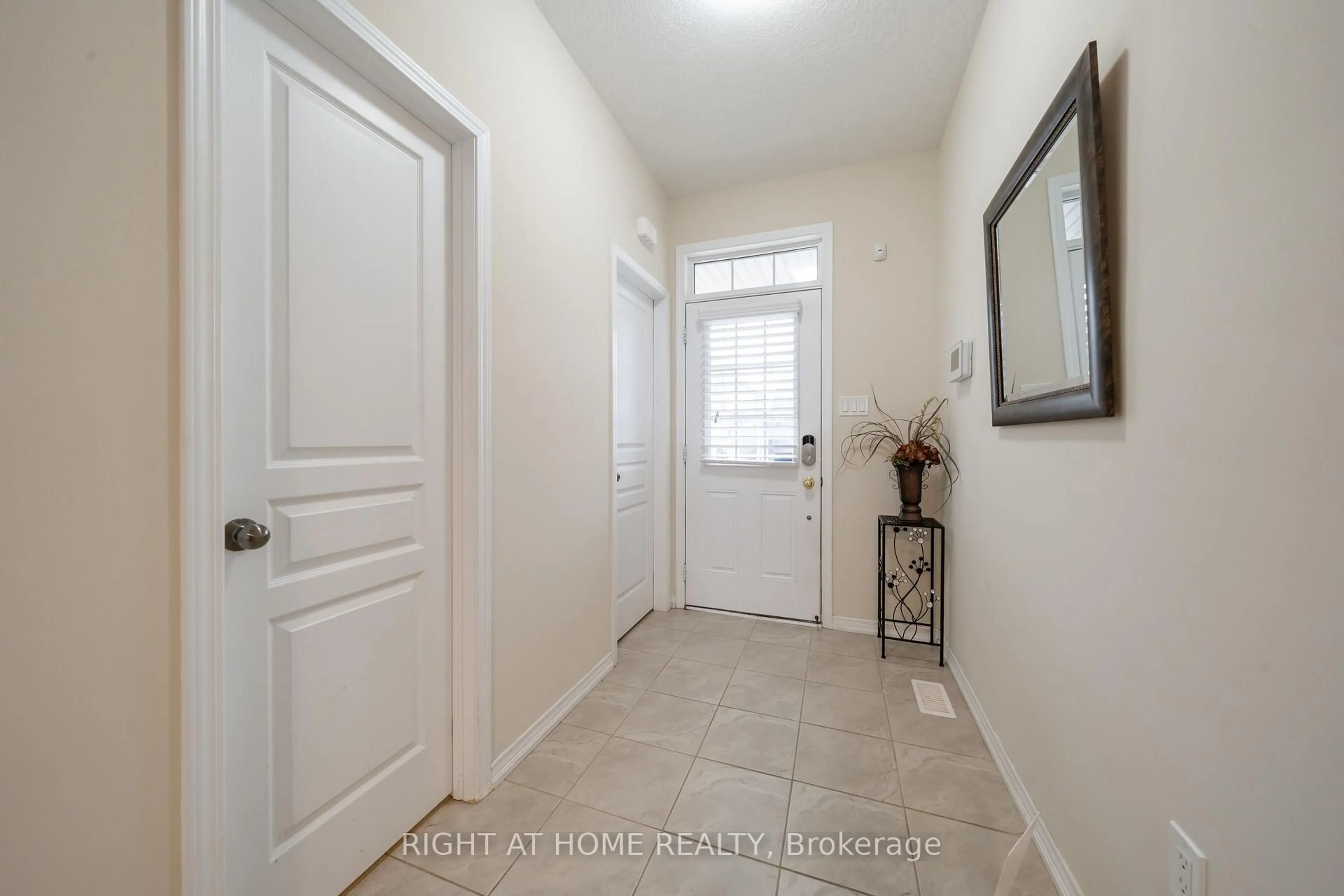 Indoor entryway for 148 Whitwell Way, Hamilton Ontario L0R 1C0