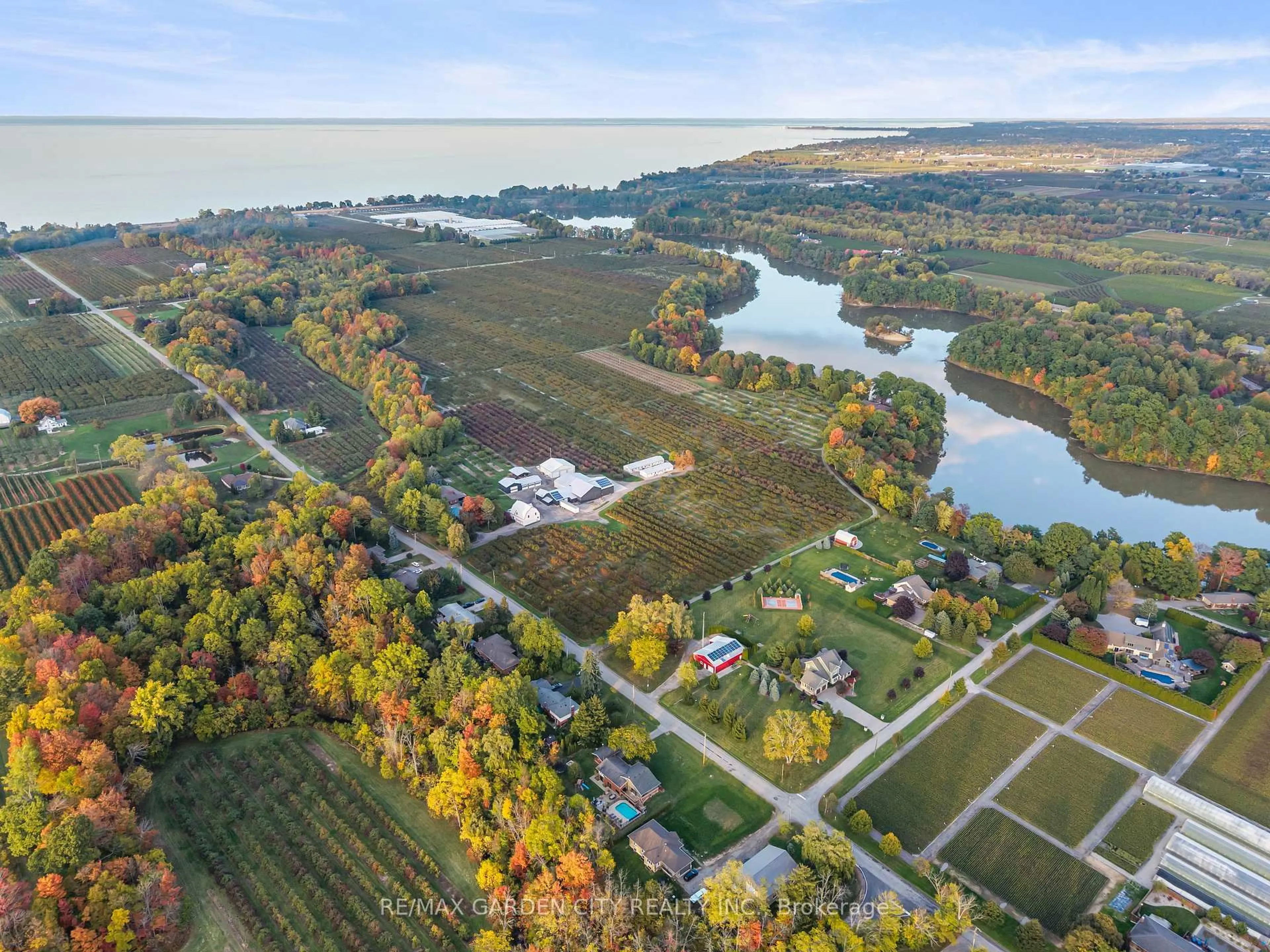 A pic from outside/outdoor area/front of a property/back of a property/a pic from drone, water/lake/river/ocean view for 4110 13th St, Lincoln Ontario L0R 1S0