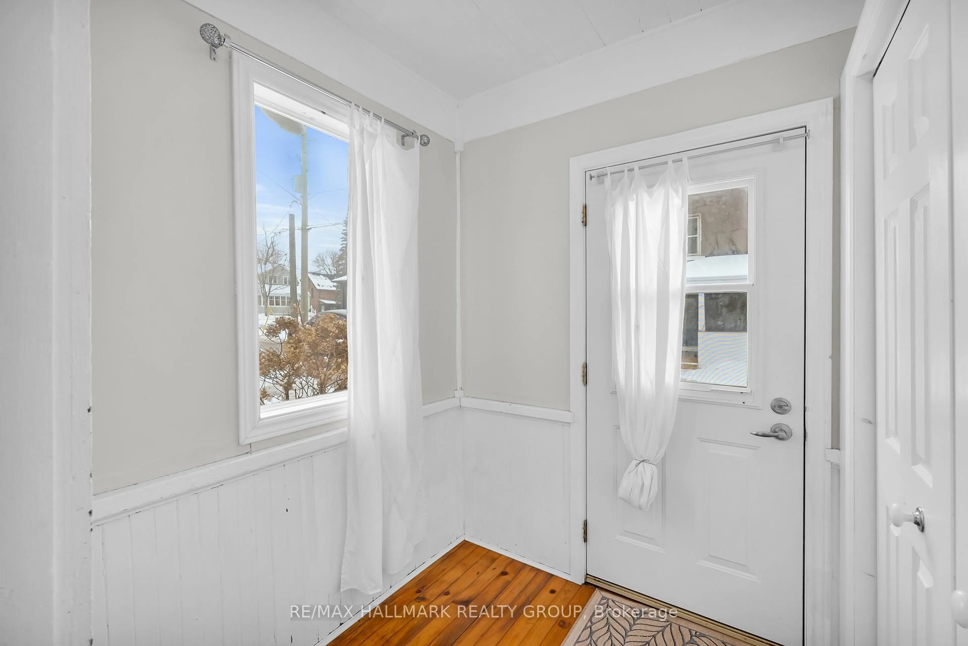 Indoor entryway for 50 Bartholomew St, Brockville Ontario K6V 2R6