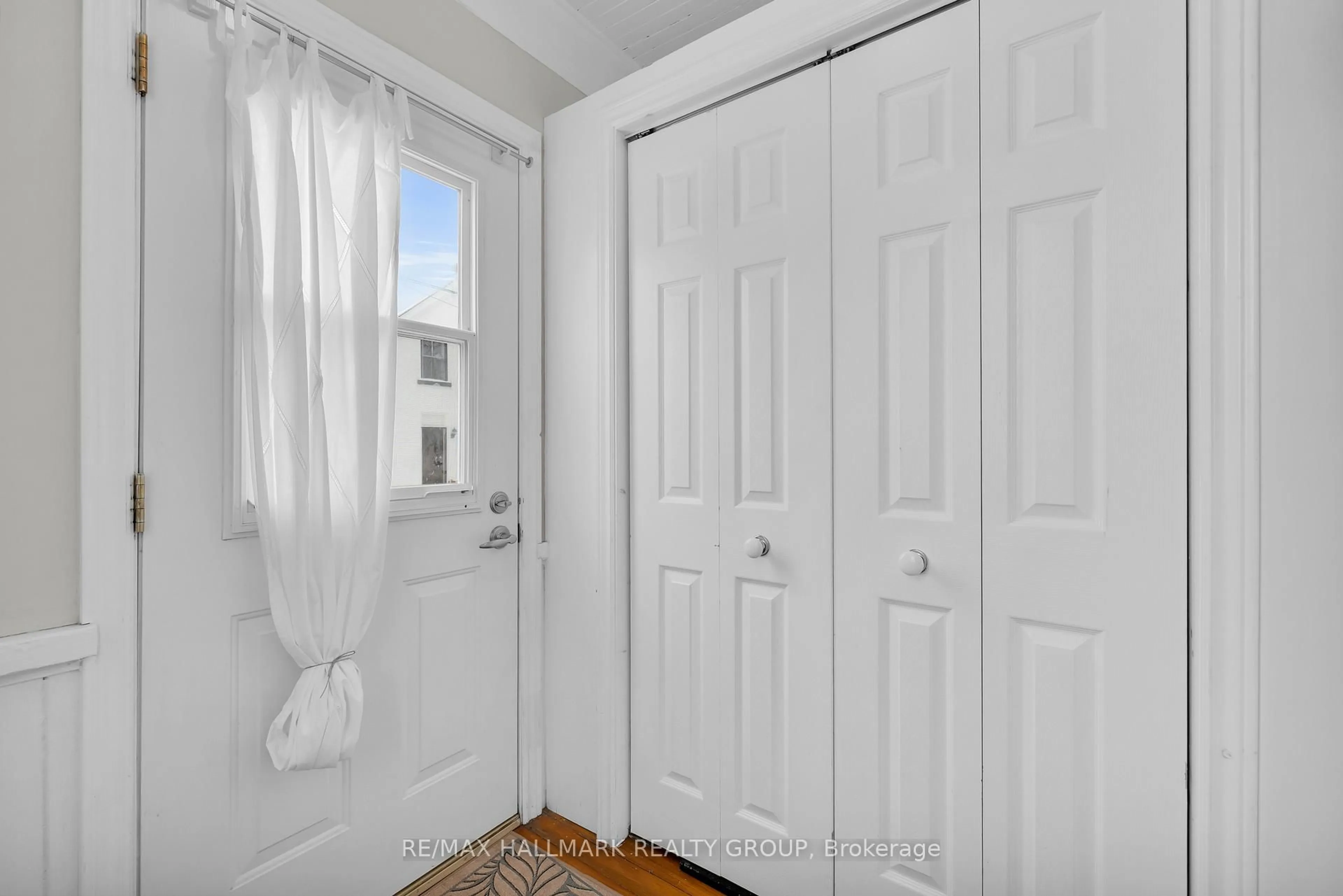 Indoor entryway for 50 Bartholomew St, Brockville Ontario K6V 2R6