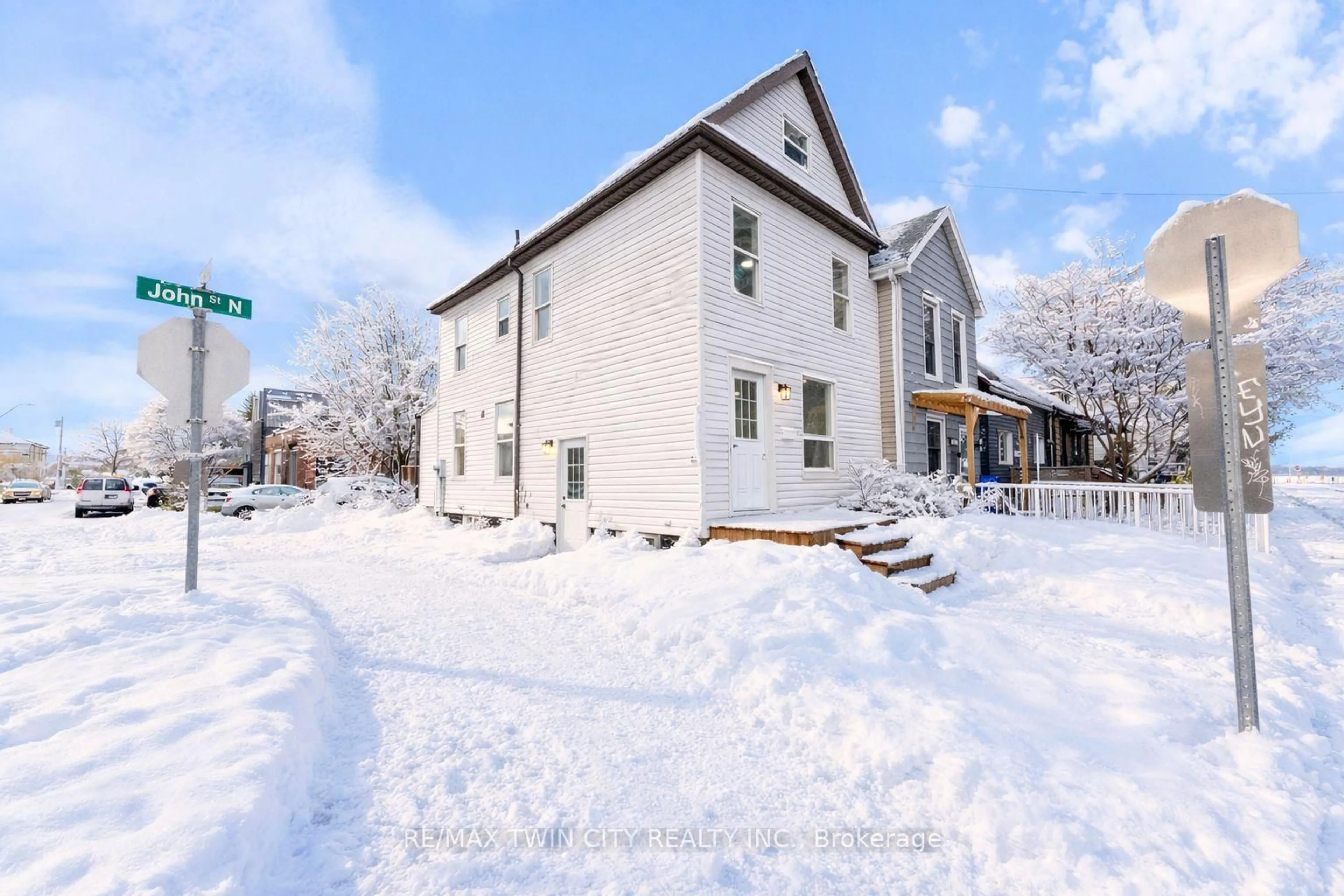 Unknown for 581 John St, Hamilton Ontario L8L 4S2