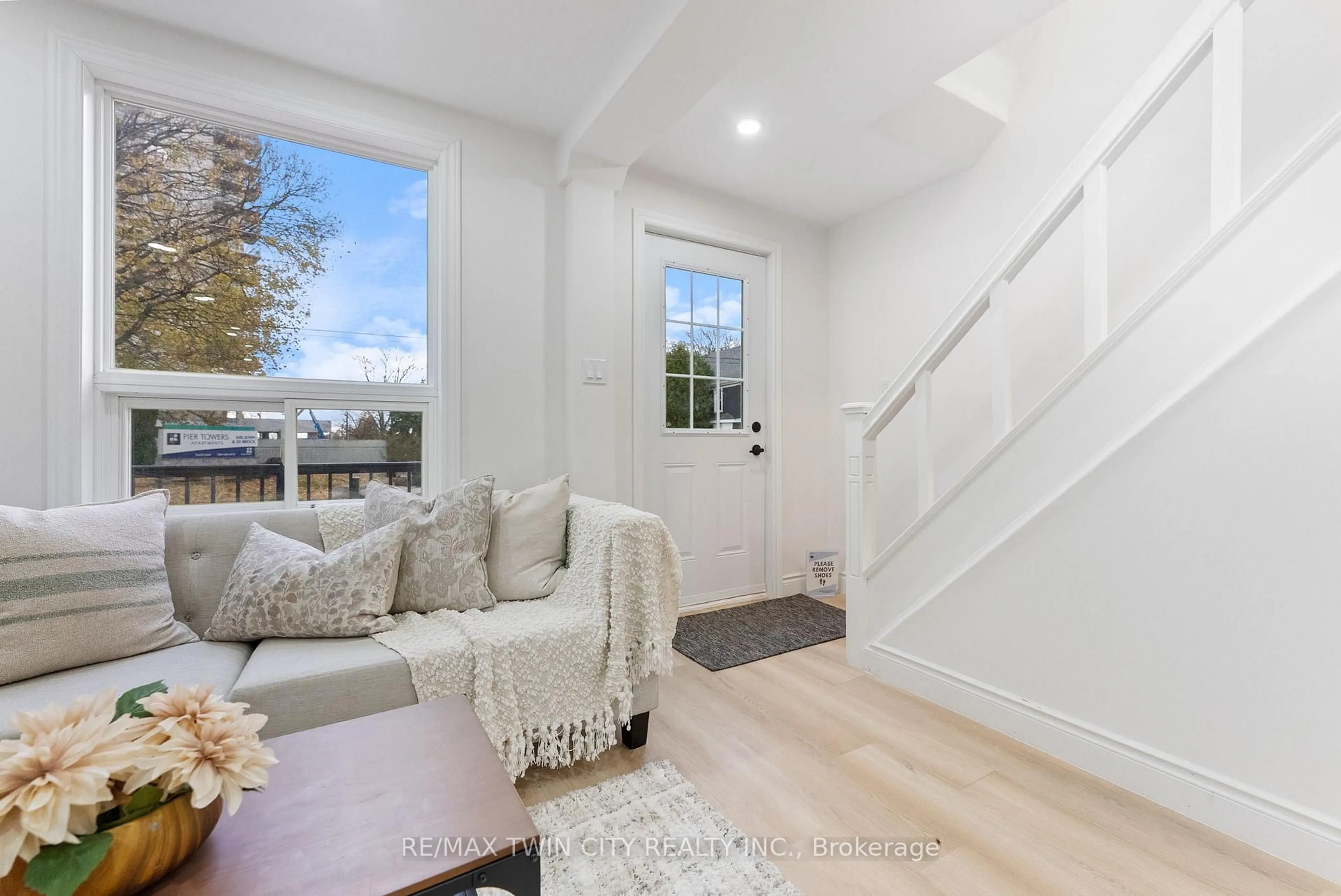 Indoor entryway for 581 John St, Hamilton Ontario L8L 4S2