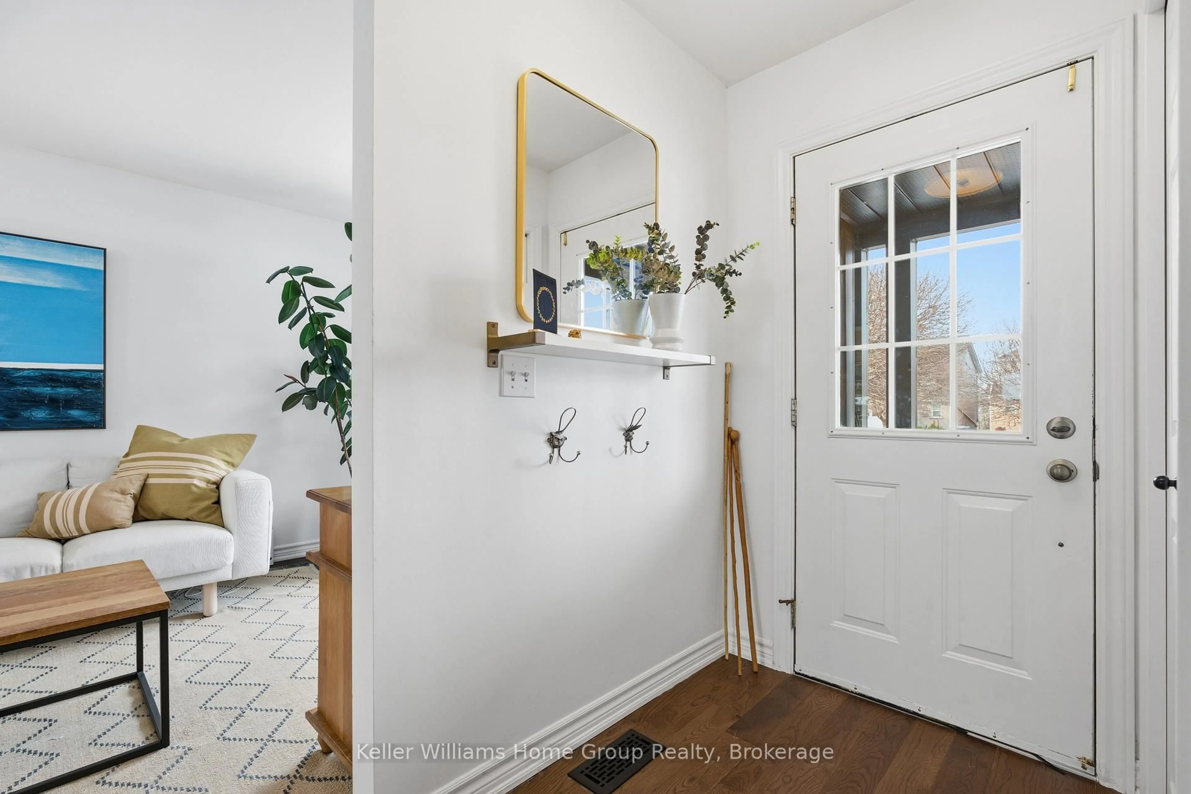 Indoor entryway for 121 Moss Pl, Guelph Ontario N1G 4V4