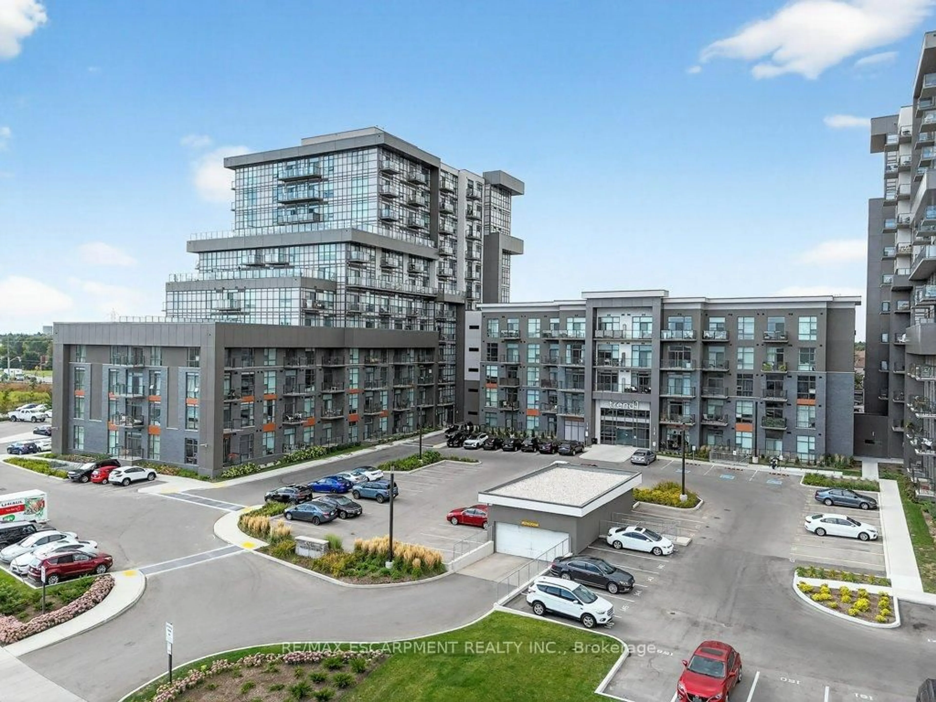 A pic from outside/outdoor area/front of a property/back of a property/a pic from drone, unknown for 450 Dundas St #611, Hamilton Ontario L8B 1Z2