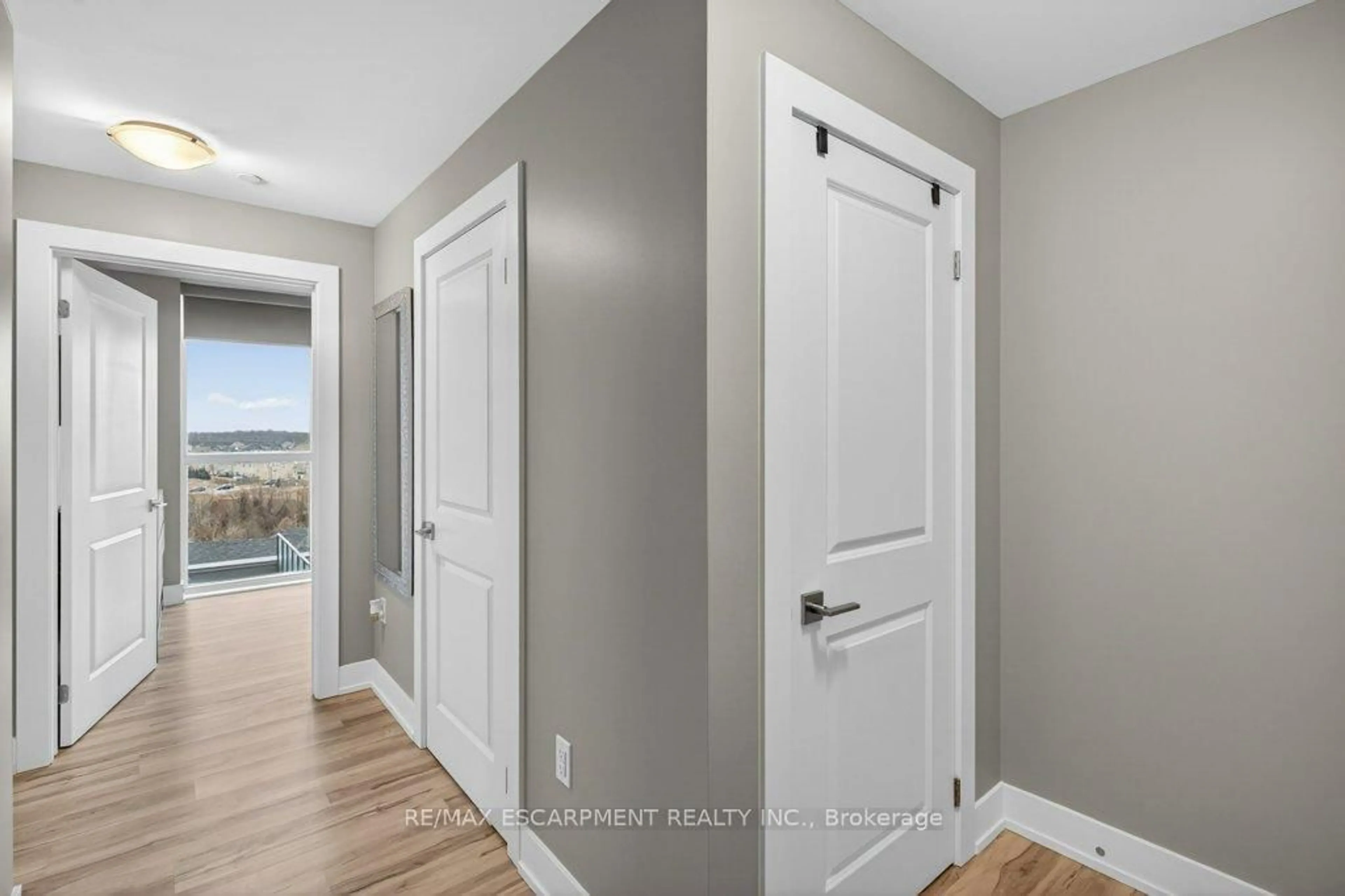 Indoor entryway for 450 Dundas St #611, Hamilton Ontario L8B 1Z2