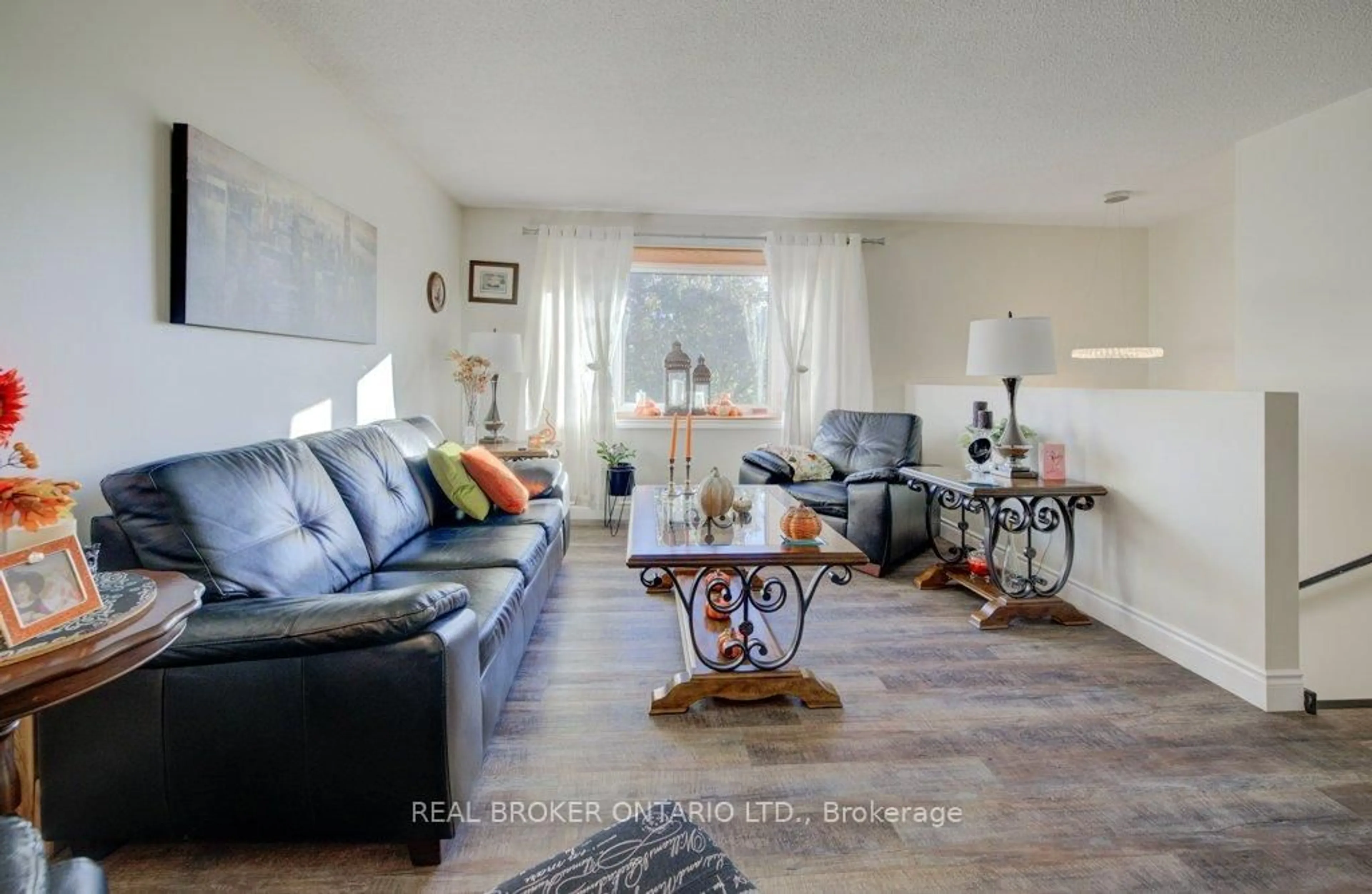 Living room with furniture, unknown for 34 Willow Green Crt, Kitchener Ontario N2N 1W6