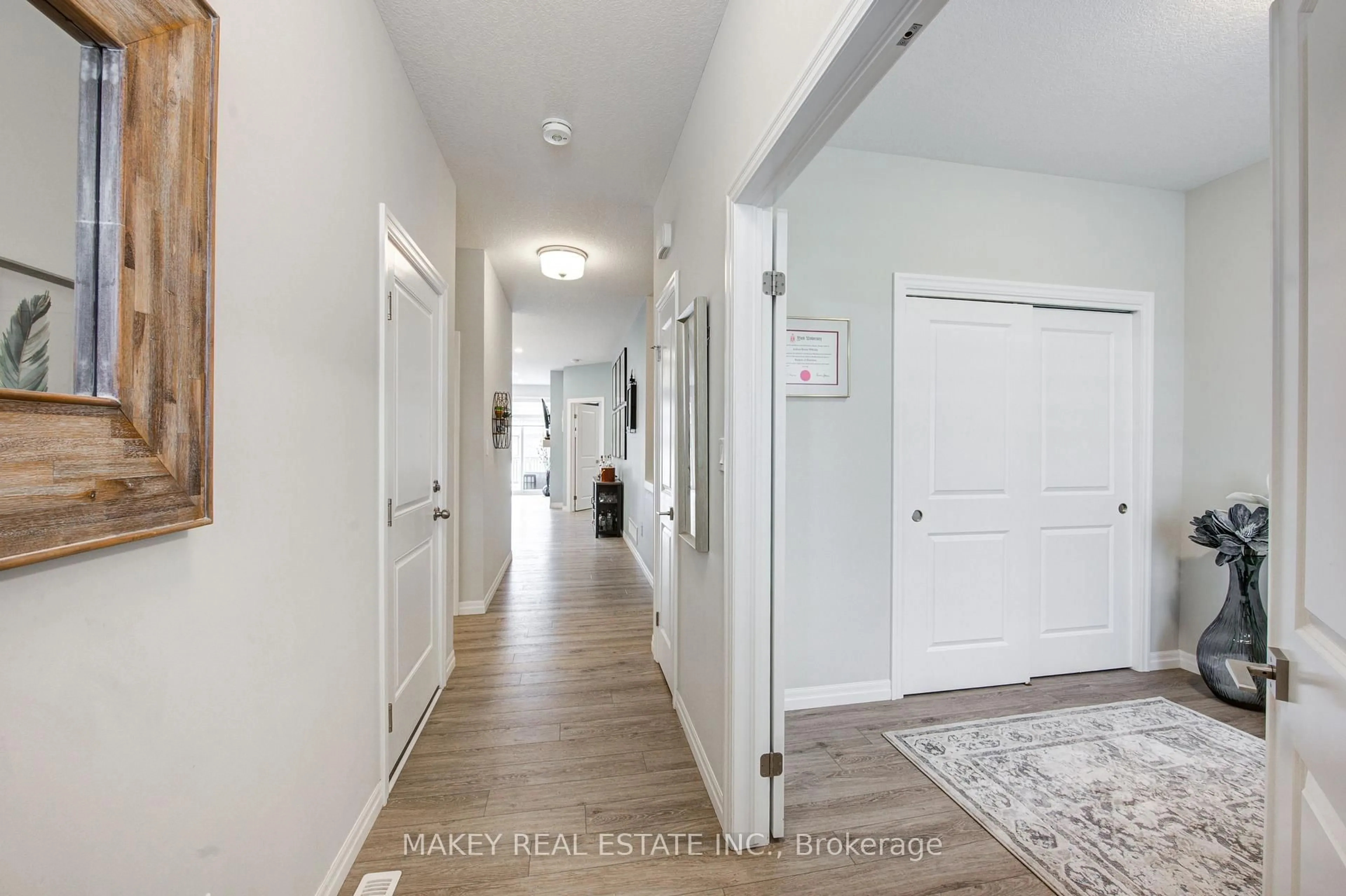 Indoor entryway for 114 Livingston Dr, Tillsonburg Ontario N4G 0J3