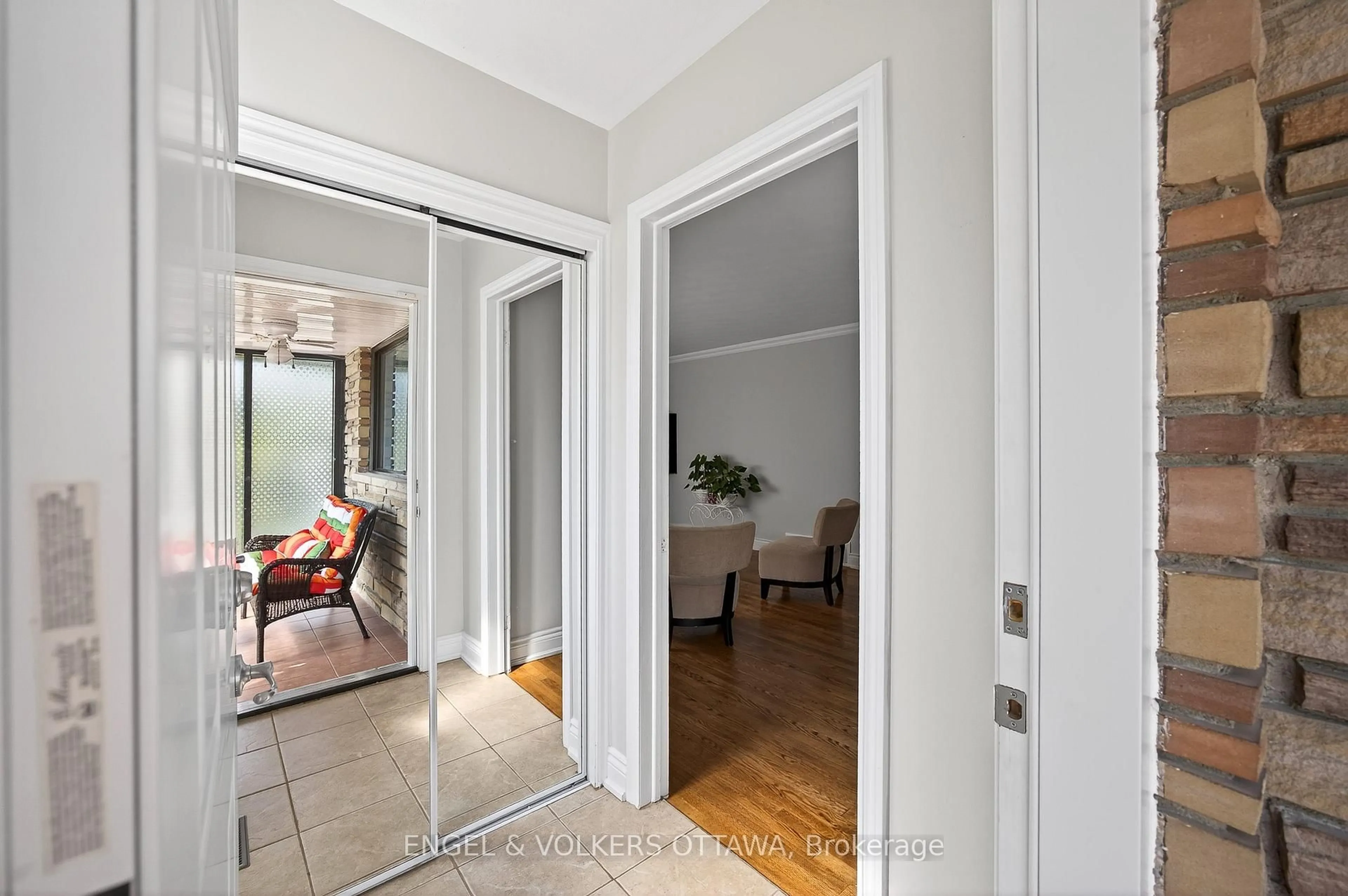 Indoor foyer for 1291 Notting Hill Ave, Ottawa Ontario K1V 6T5