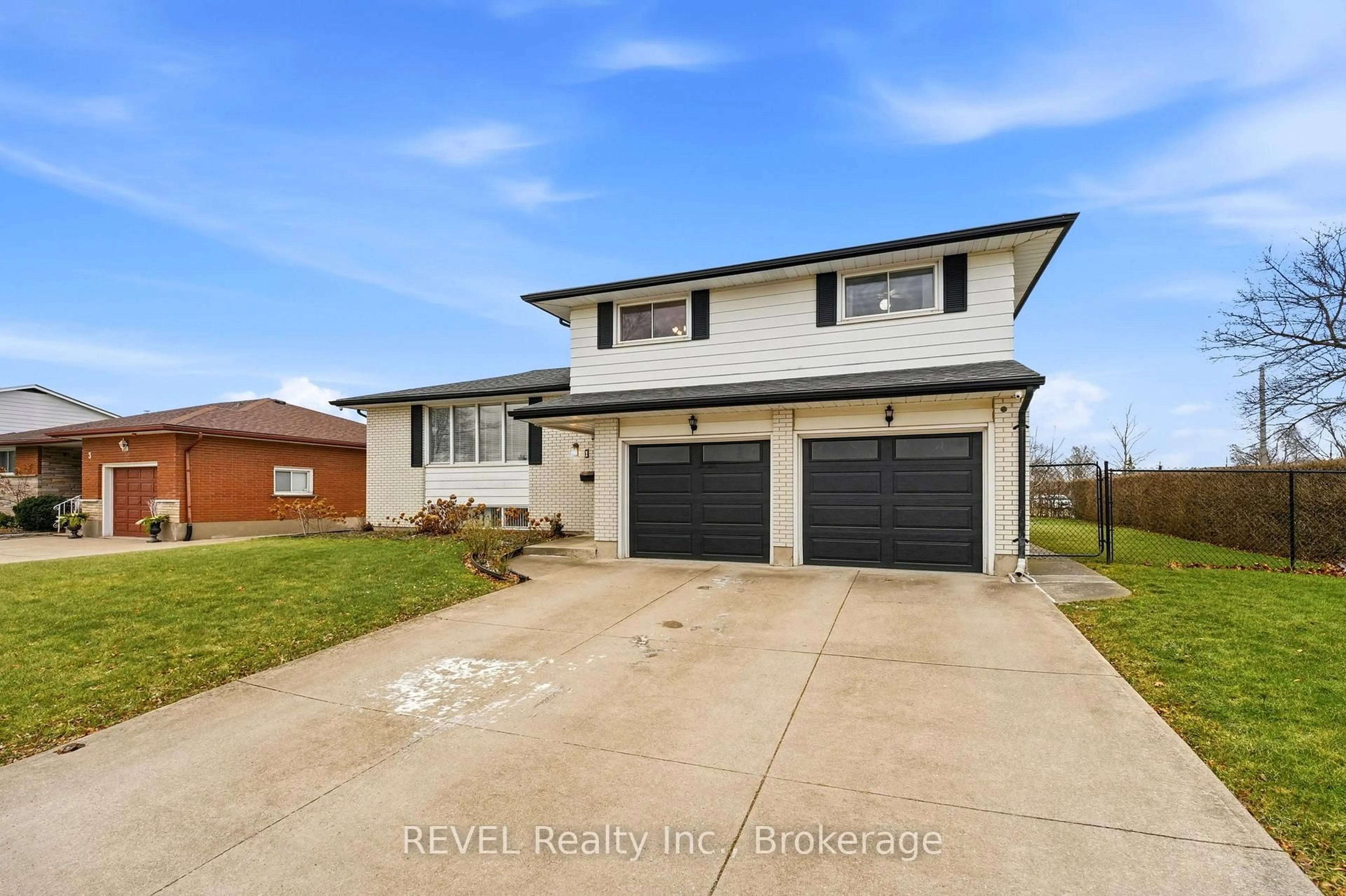 Unknown for 1 Laval Ave, Welland Ontario L3B 4B9