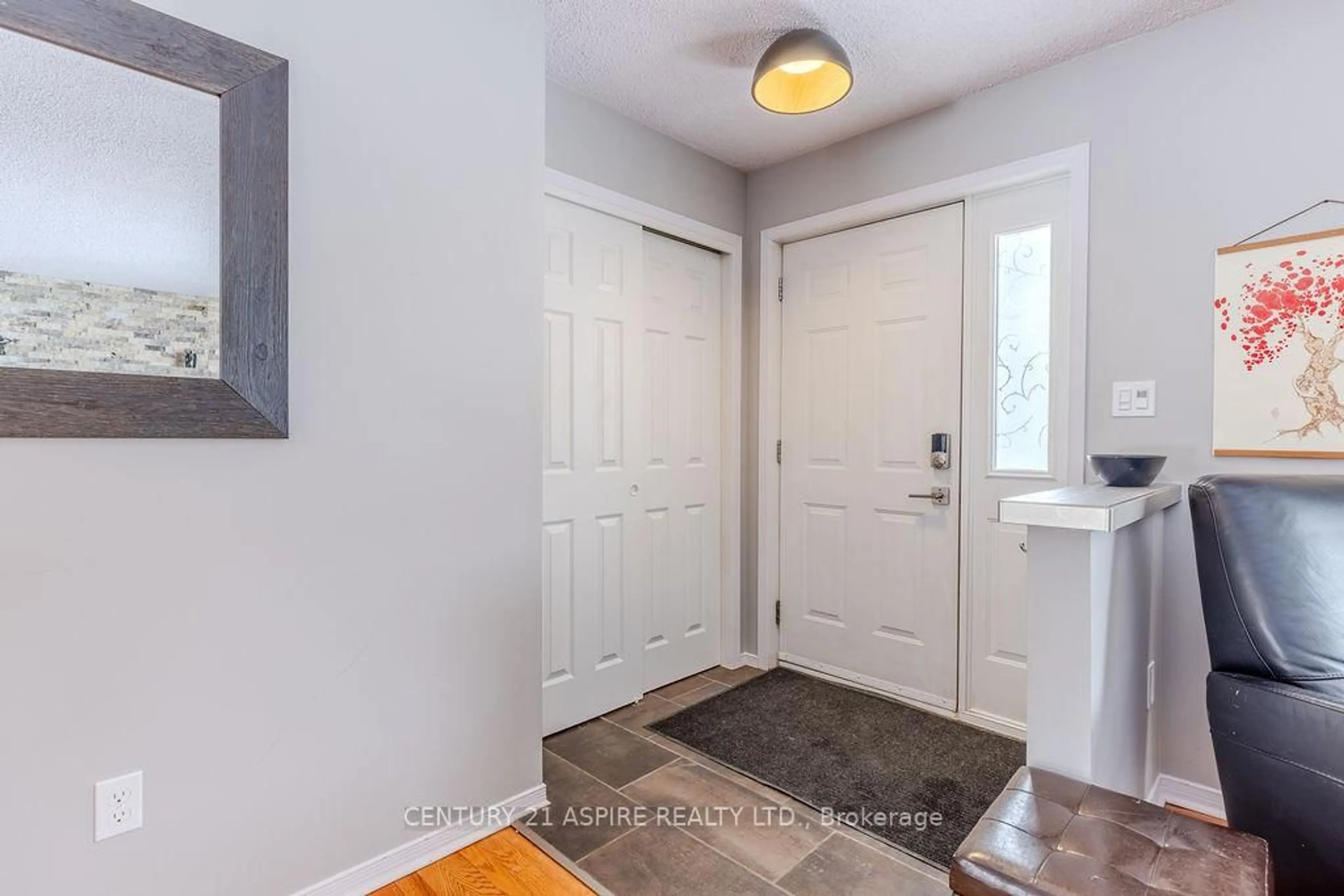 Indoor entryway for 103 Stoneyfield Rd, Laurentian Valley Ontario K8B 1B4