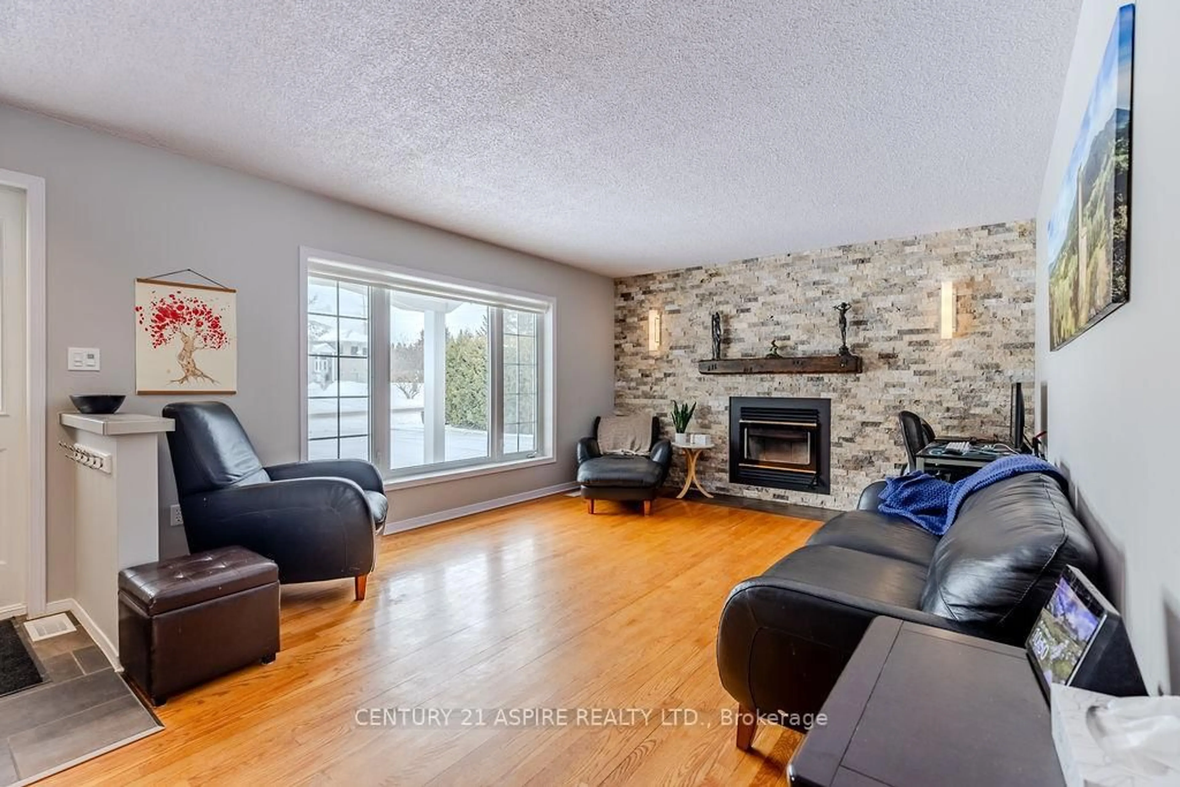 Living room with furniture, unknown for 103 Stoneyfield Rd, Laurentian Valley Ontario K8B 1B4