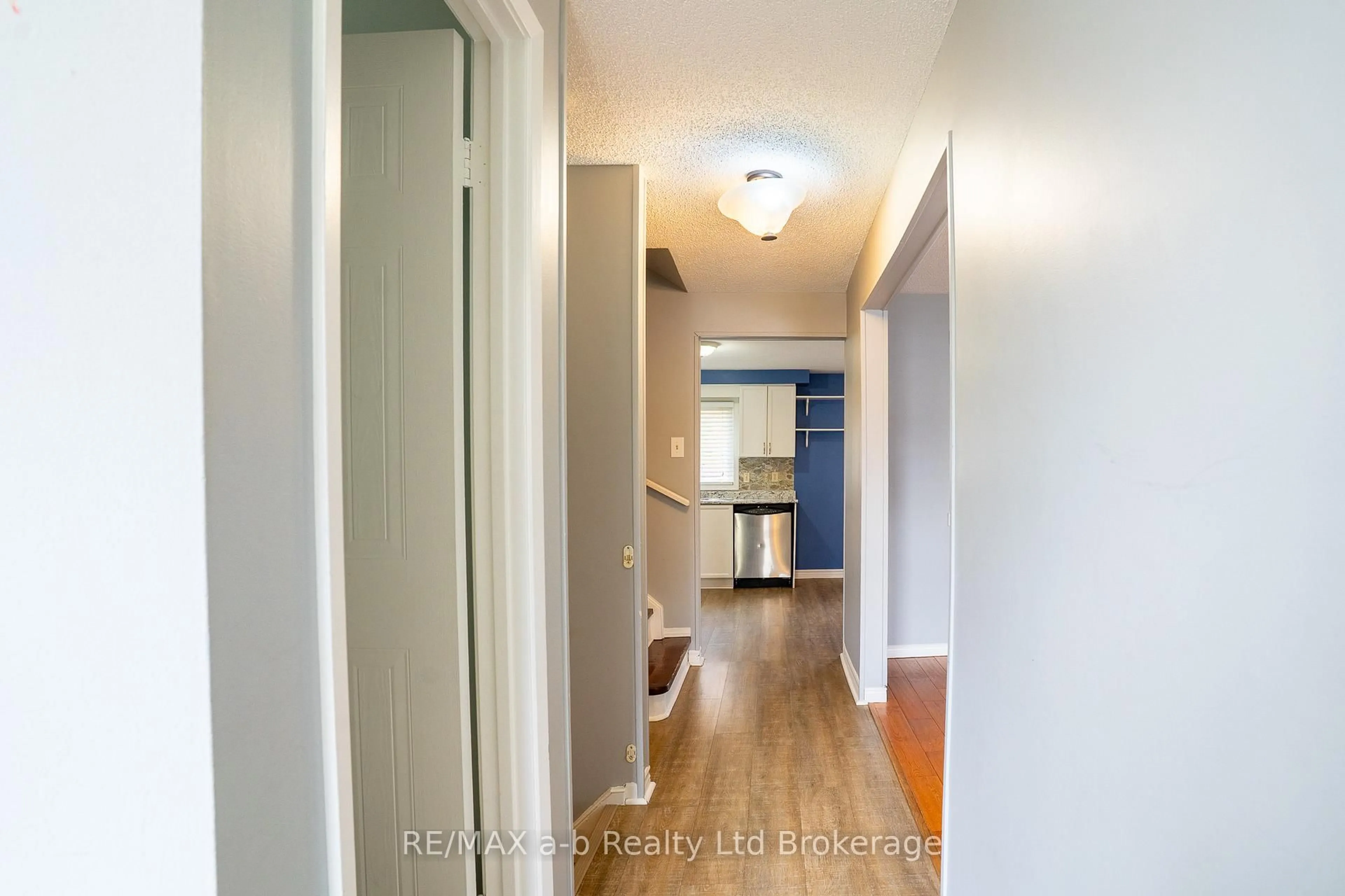 Indoor entryway for 380 Quarter Line #6, Tillsonburg Ontario N4G 5L5