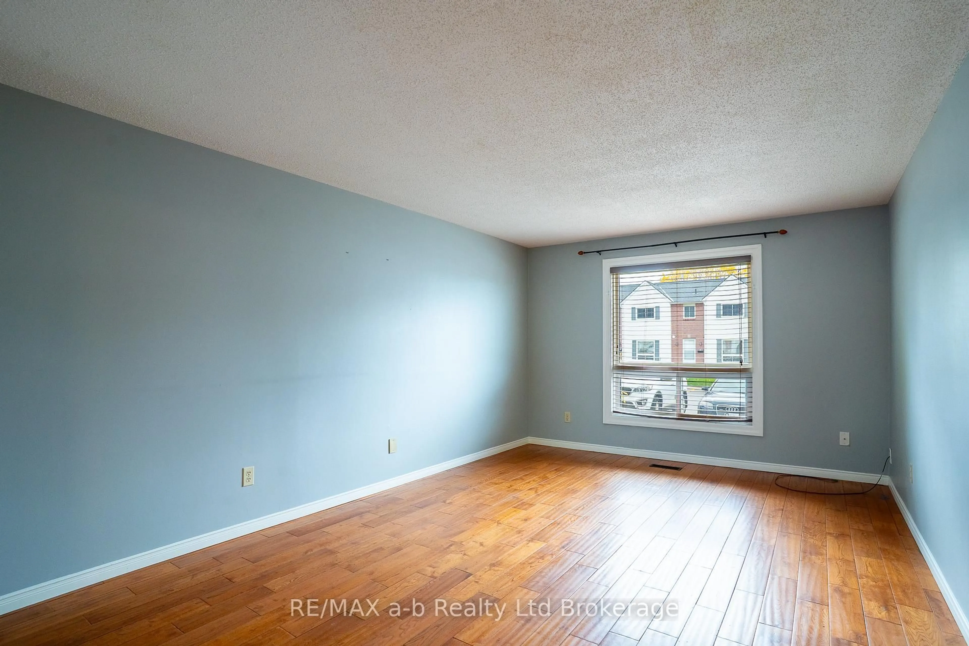 A pic of a room for 380 Quarter Line #6, Tillsonburg Ontario N4G 5L5