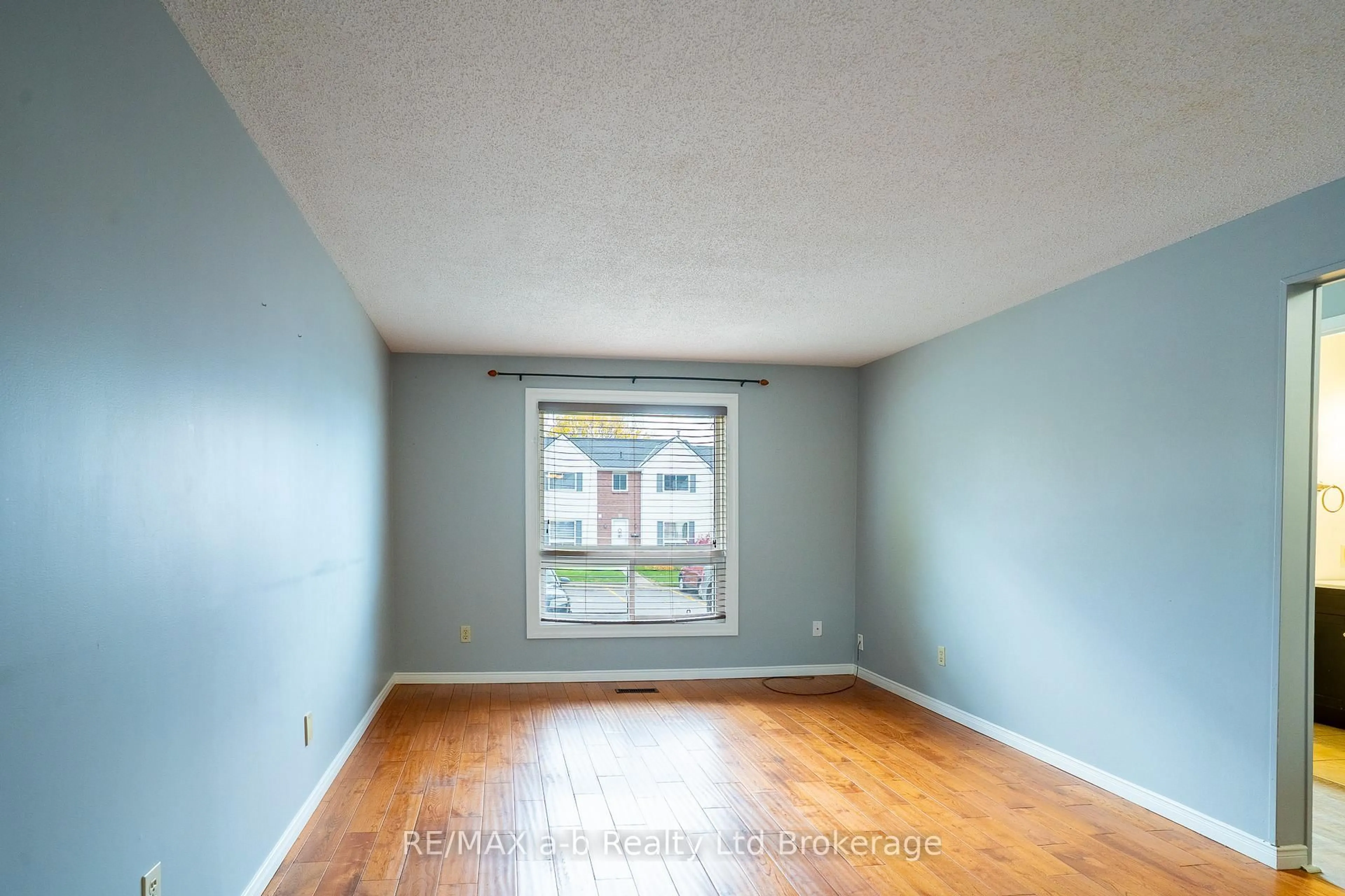 A pic of a room for 380 Quarter Line #6, Tillsonburg Ontario N4G 5L5