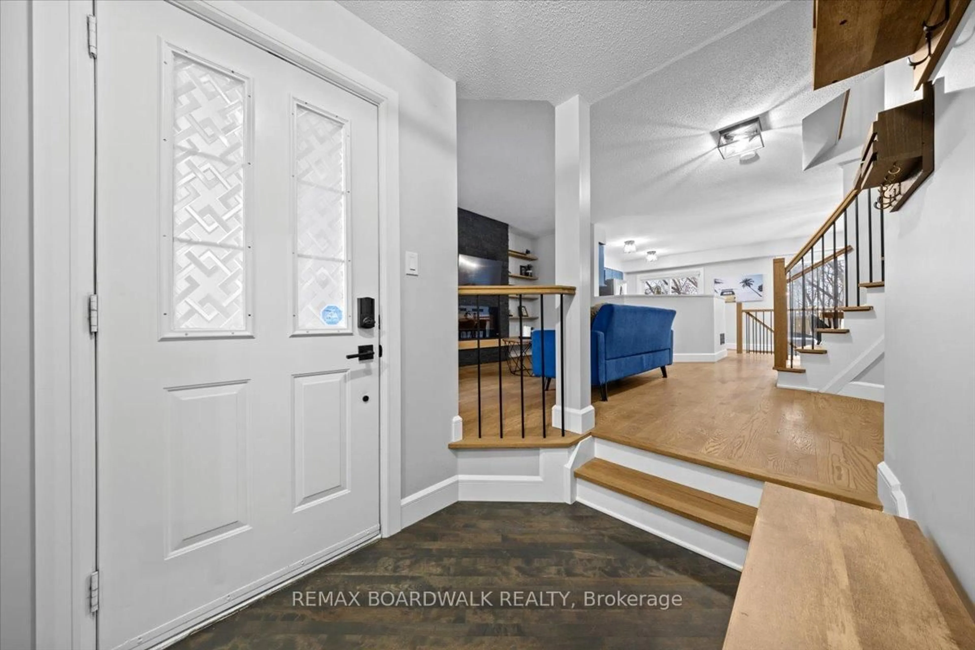 Indoor entryway for 2065 Breezewood St, Ottawa Ontario K4A 4R8