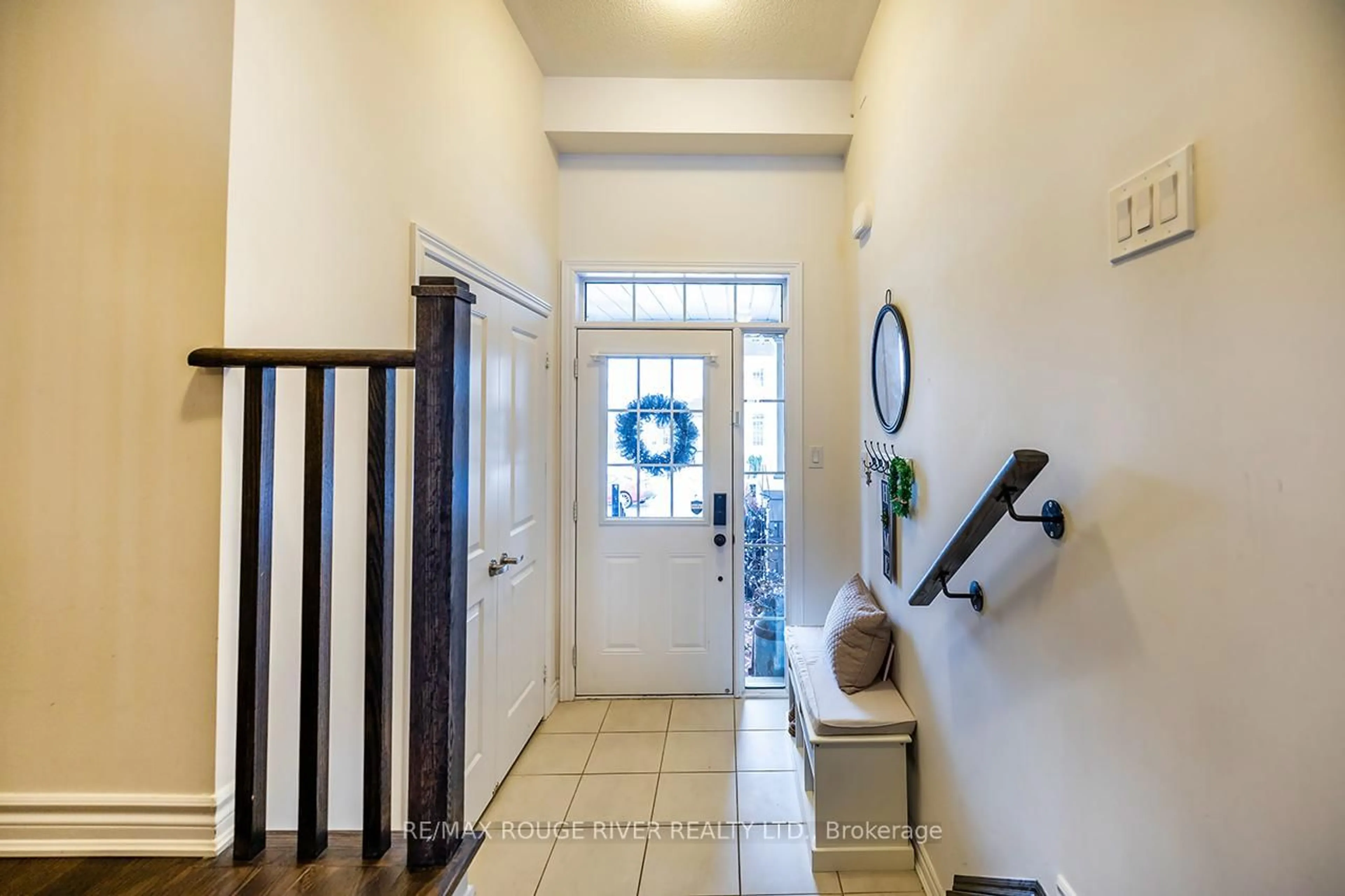 Indoor entryway for 13 Highlands Blvd, Cavan Monaghan Ontario L0A 1G0