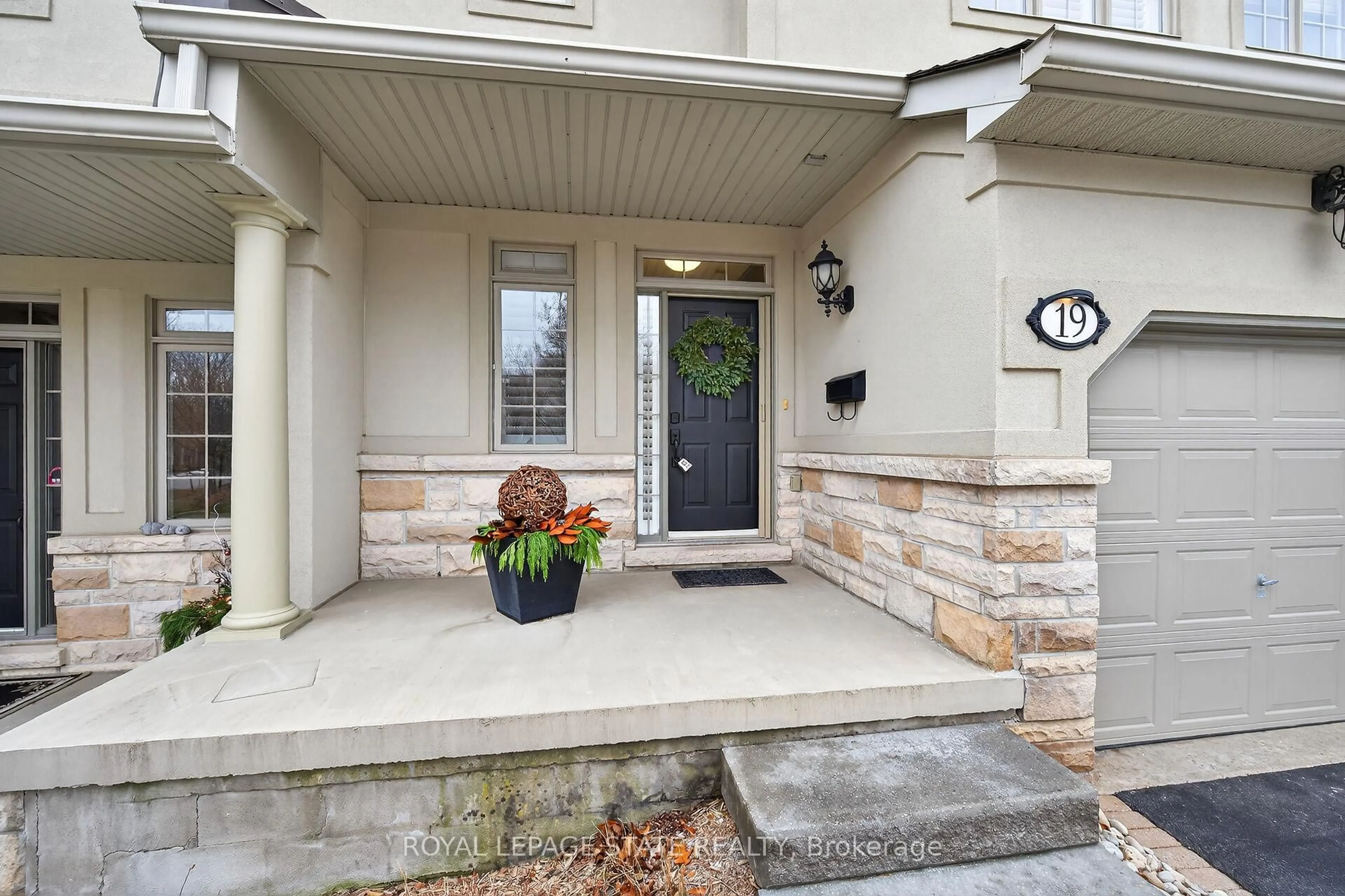 Indoor entryway for 71 Sulphur Springs Rd #19, Hamilton Ontario L9G 5C1