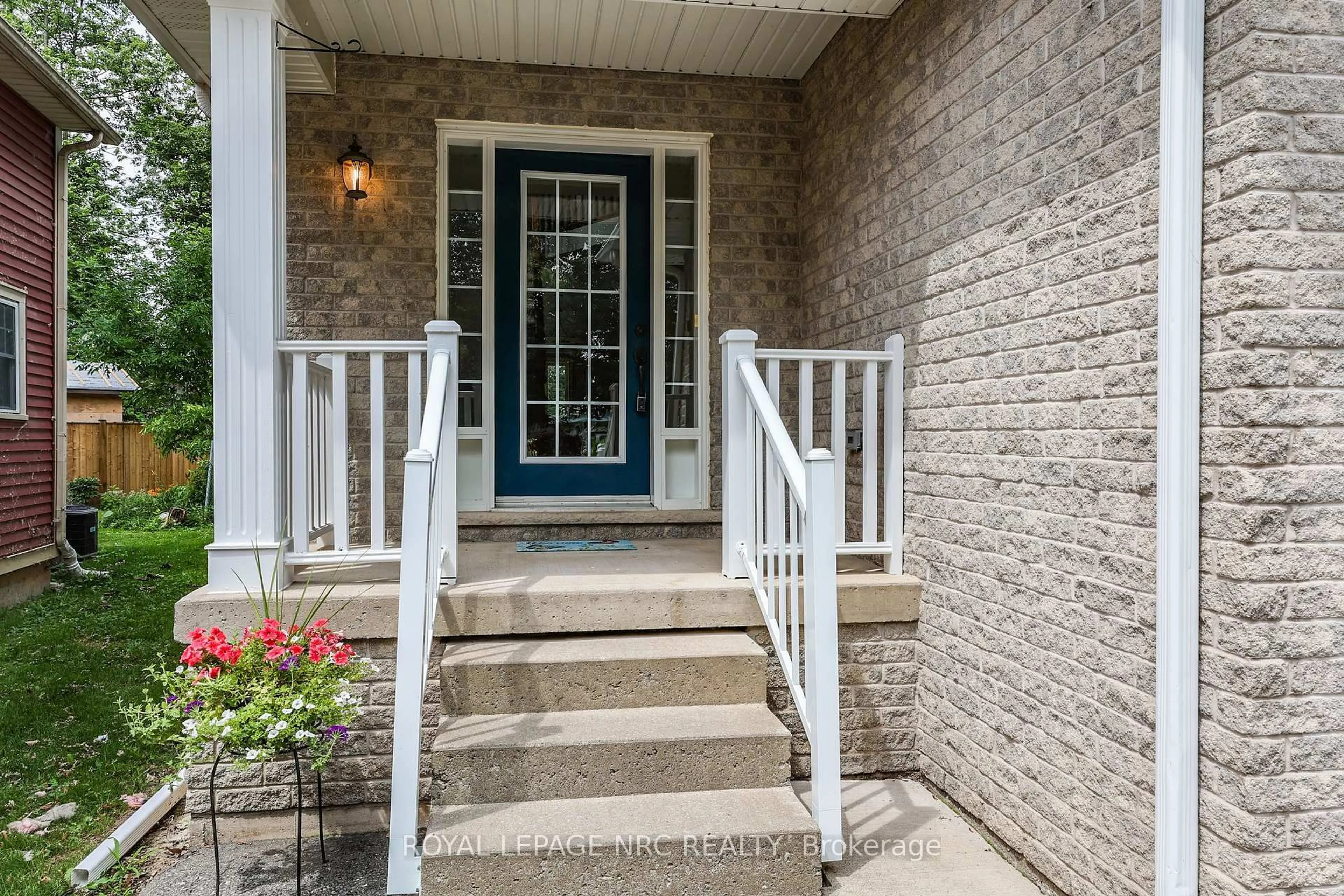 Indoor entryway for 56 Queens Circ, Fort Erie Ontario L0S 1B0