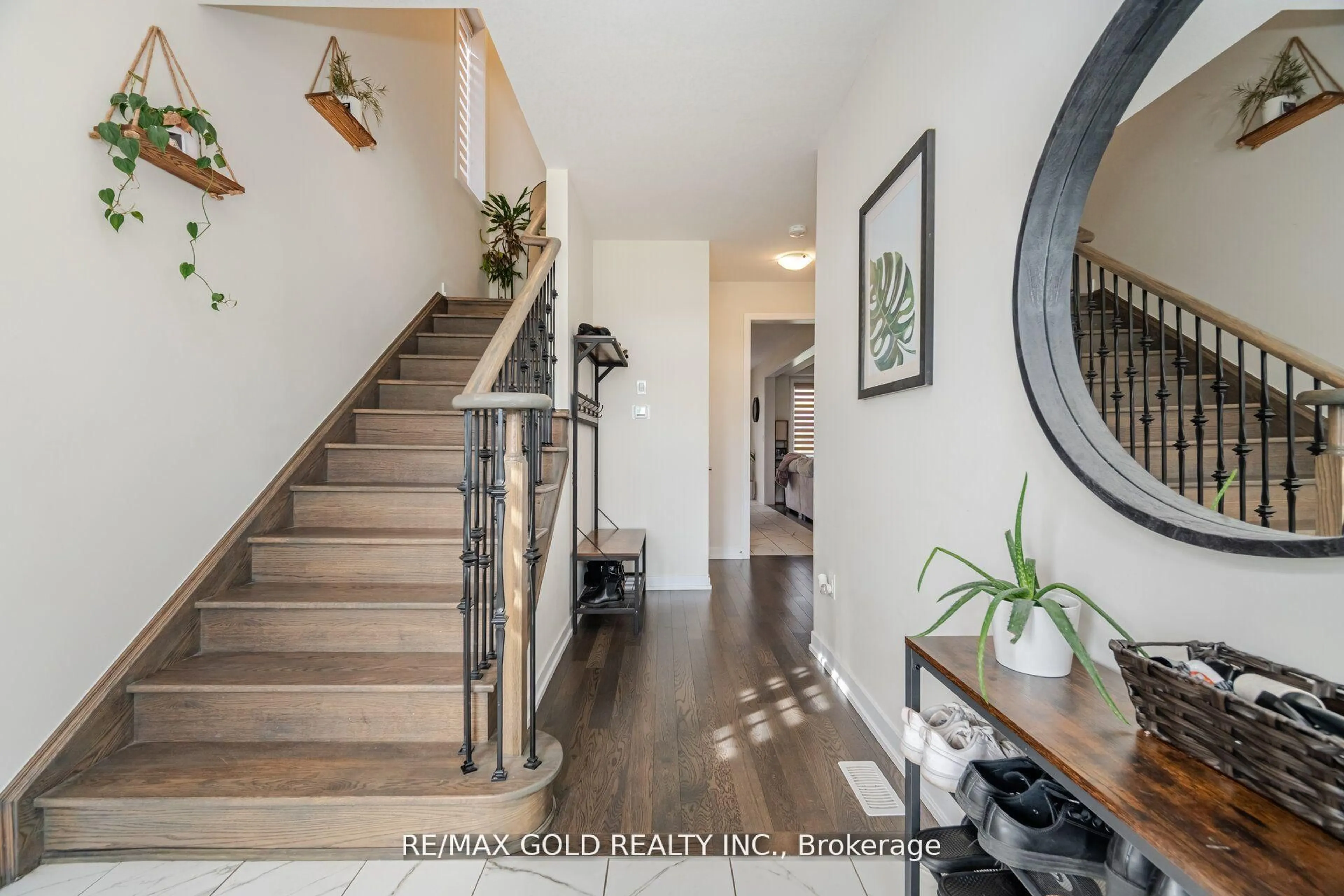 Indoor entryway for 128 Whithorn Cres, Haldimand Ontario N3W 0G4