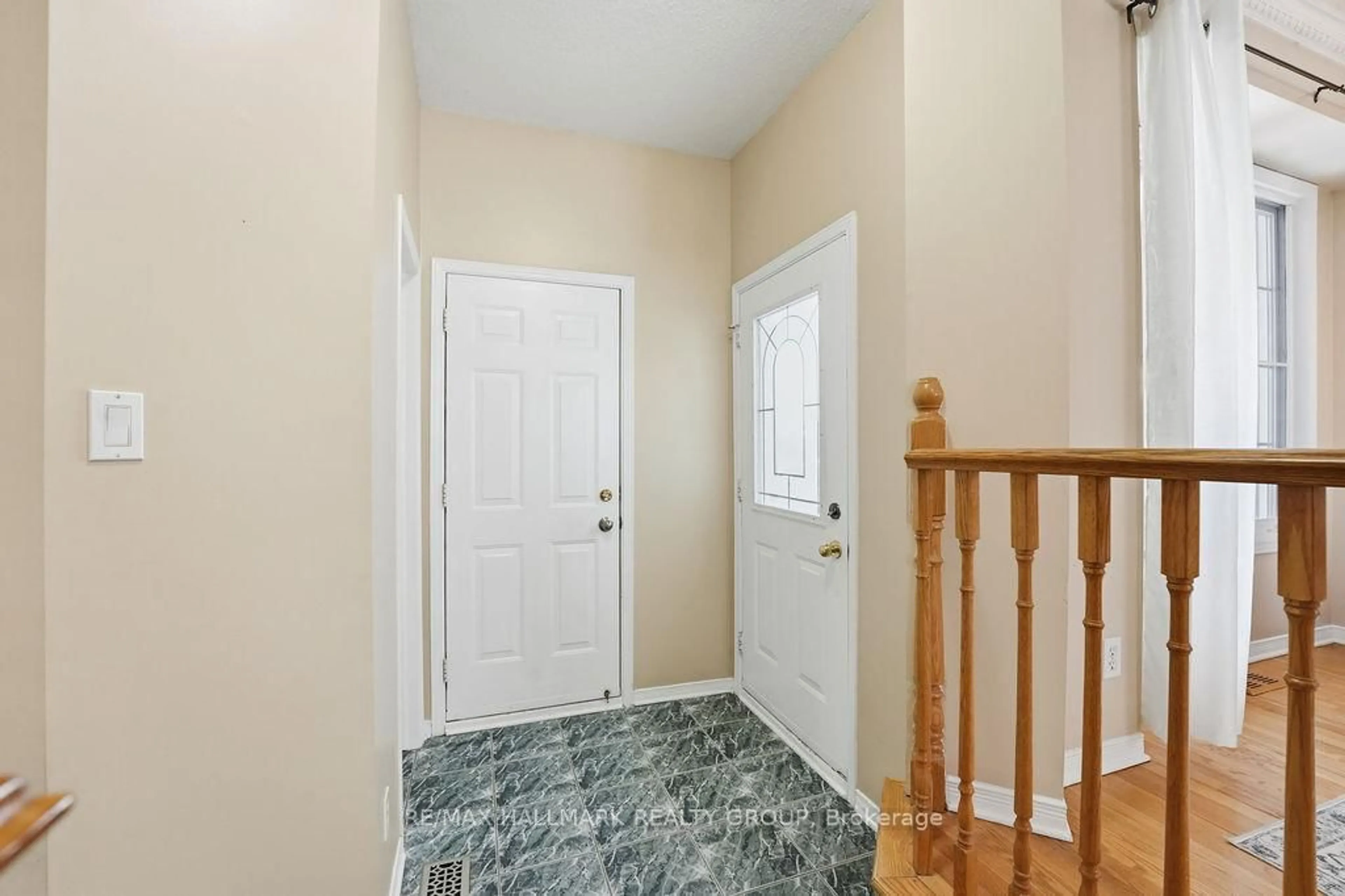 Indoor entryway for 1165 Falconcrest Crt, Orleans Ontario K4A 3Z4