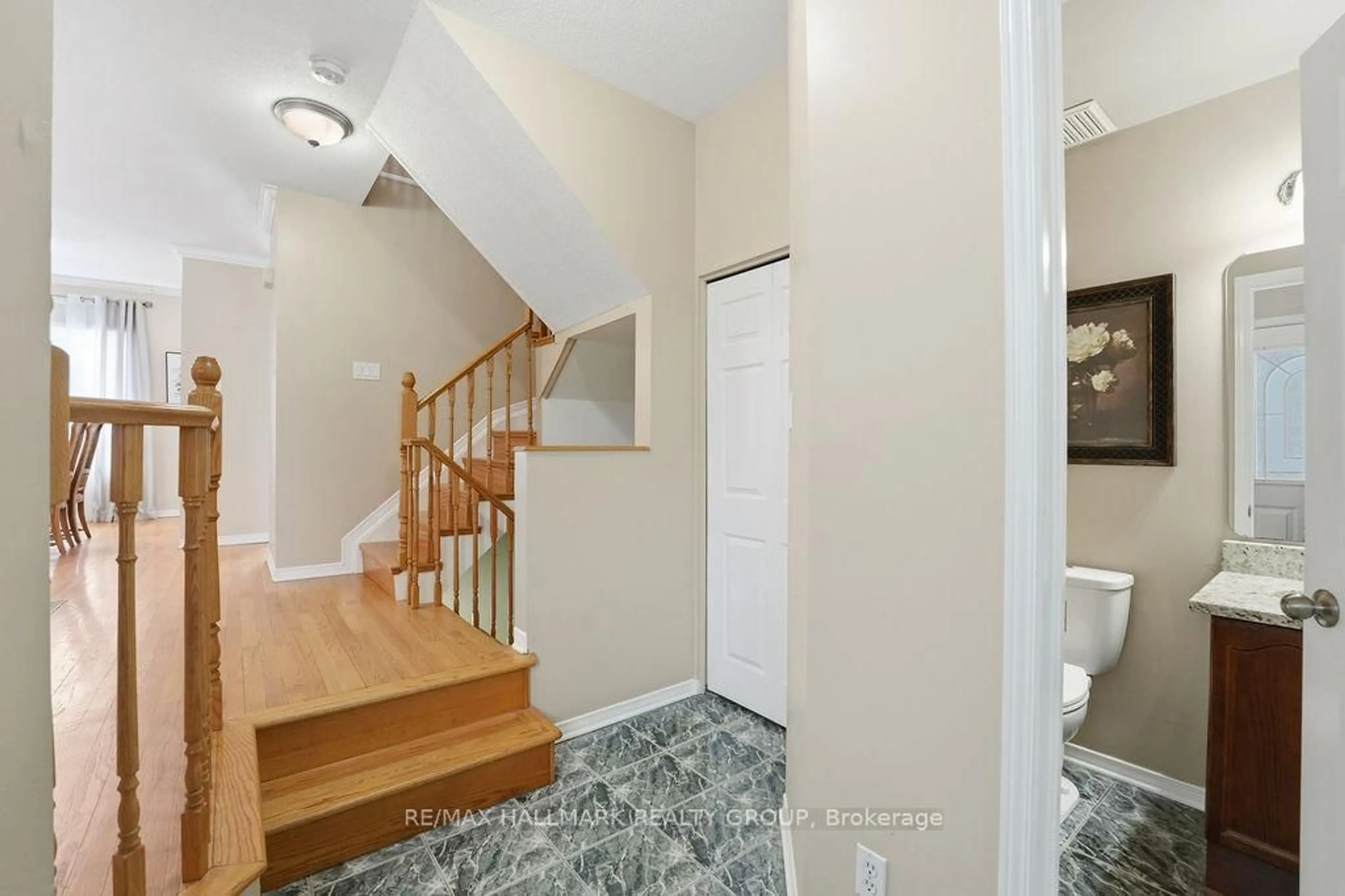 Indoor entryway for 1165 Falconcrest Crt, Orleans Ontario K4A 3Z4
