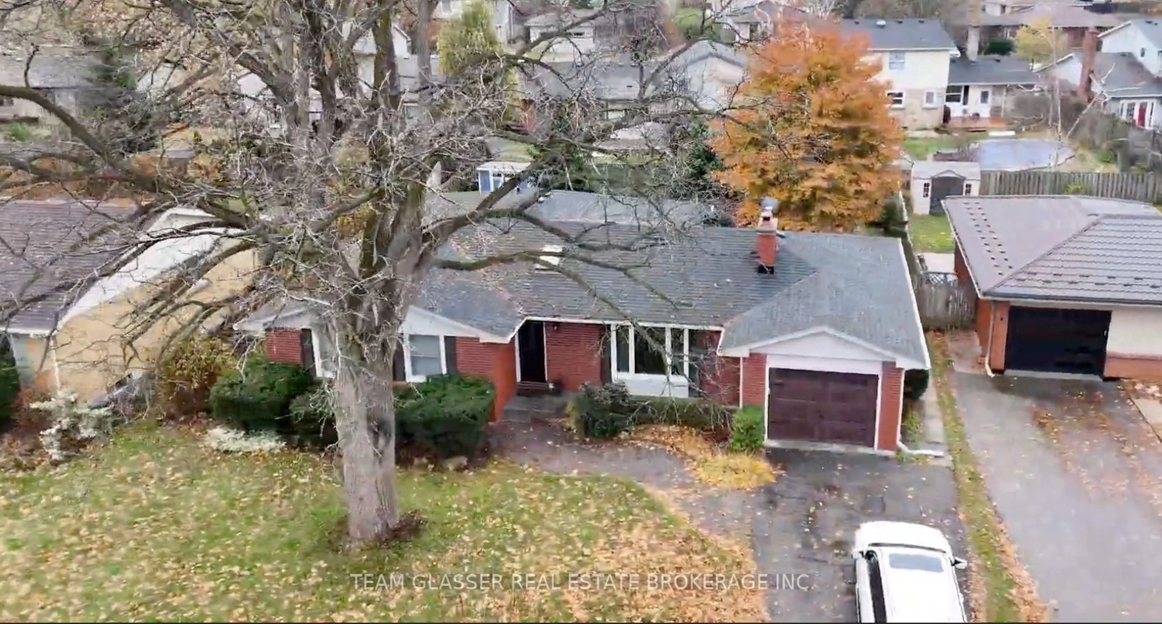 A pic from outside/outdoor area/front of a property/back of a property/a pic from drone, street for 1054 Wembley Rd, London North Ontario N6H 3X6