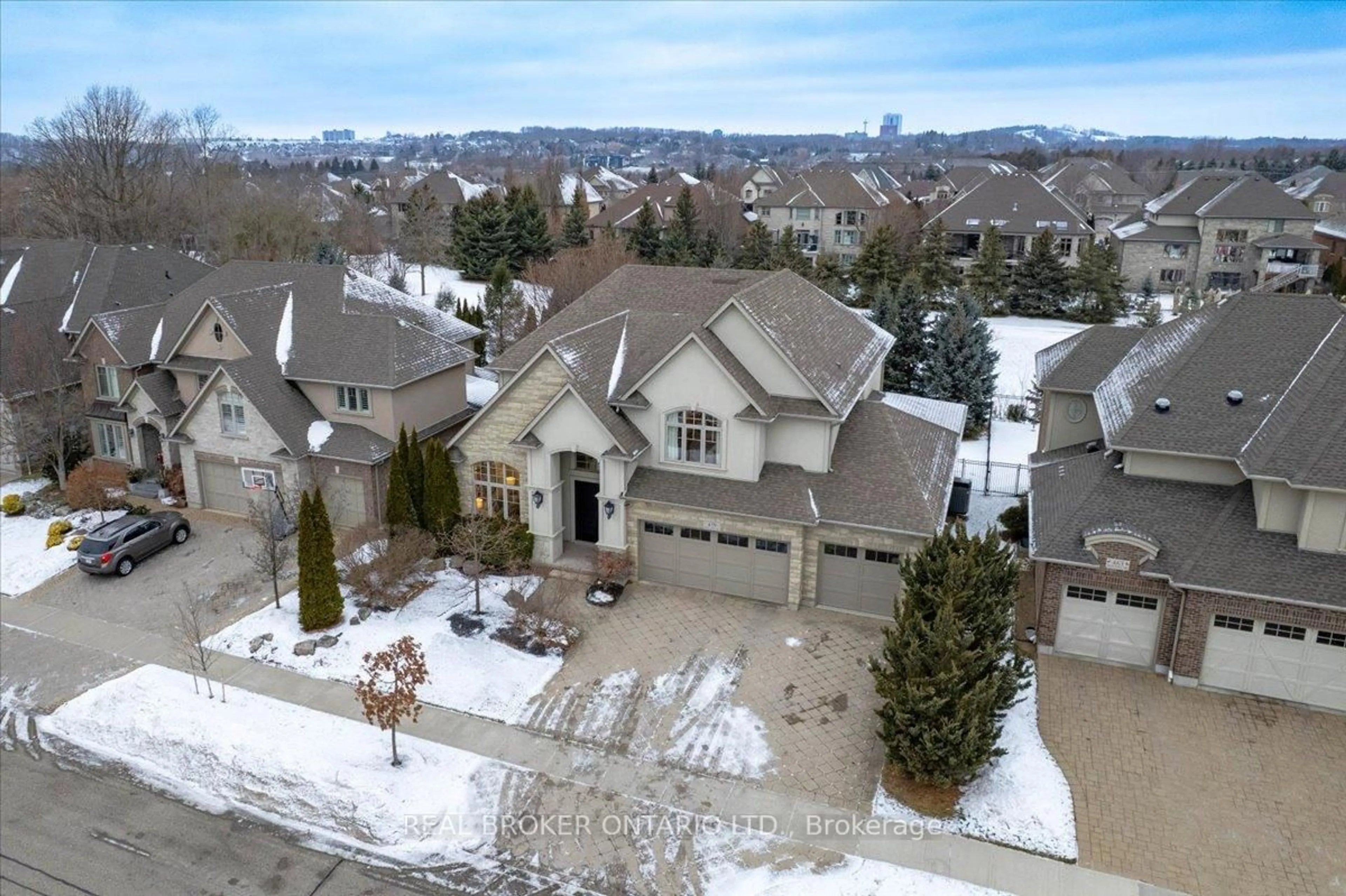 A pic from outside/outdoor area/front of a property/back of a property/a pic from drone, street for 459 Deer Ridge Dr, Kitchener Ontario N2P 0A7
