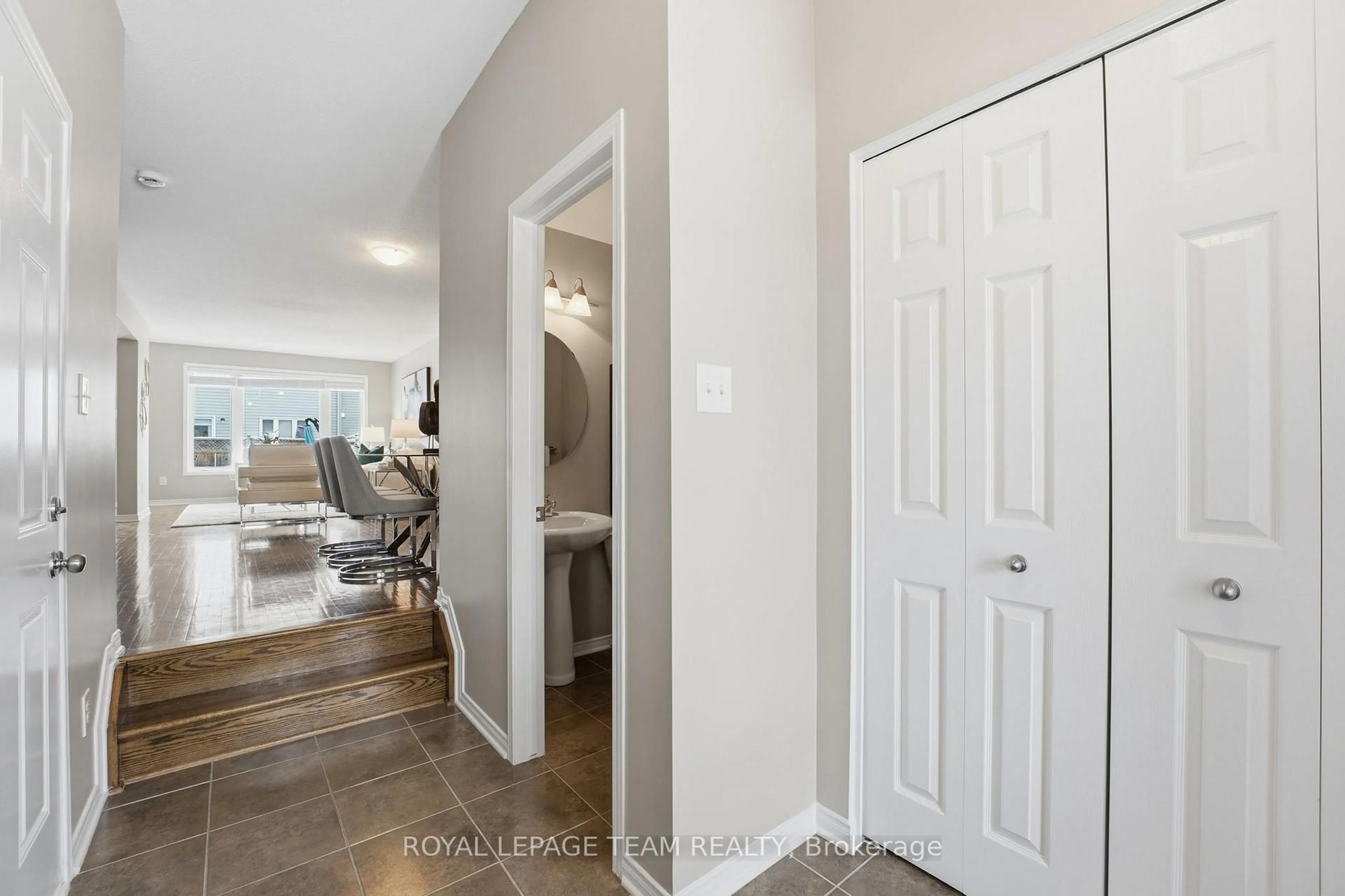 Indoor entryway for 229 Opus St, Ottawa Ontario K2S 0J1