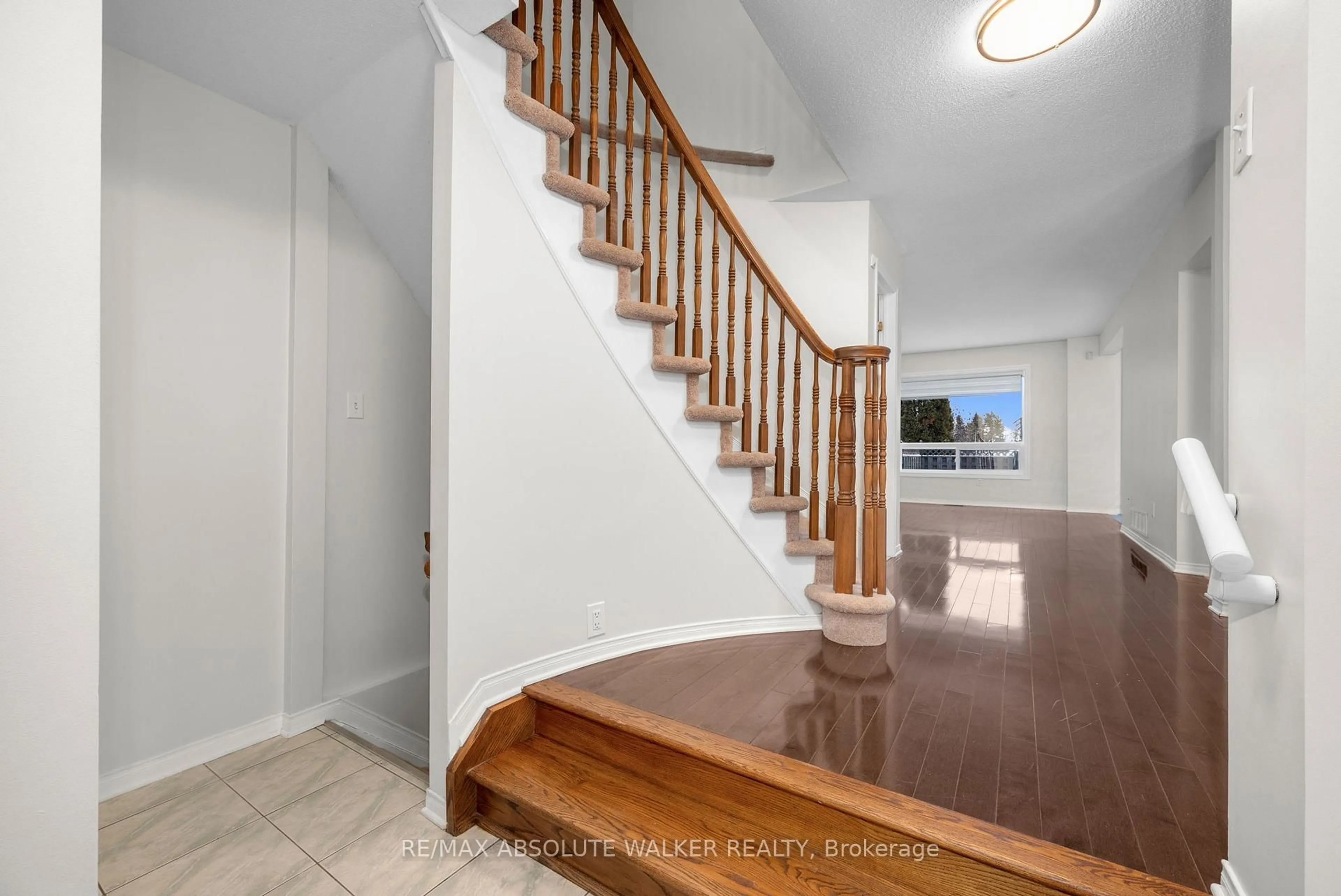 Indoor entryway for 246 Mountshannon Dr, Ottawa Ontario K2J 4N5